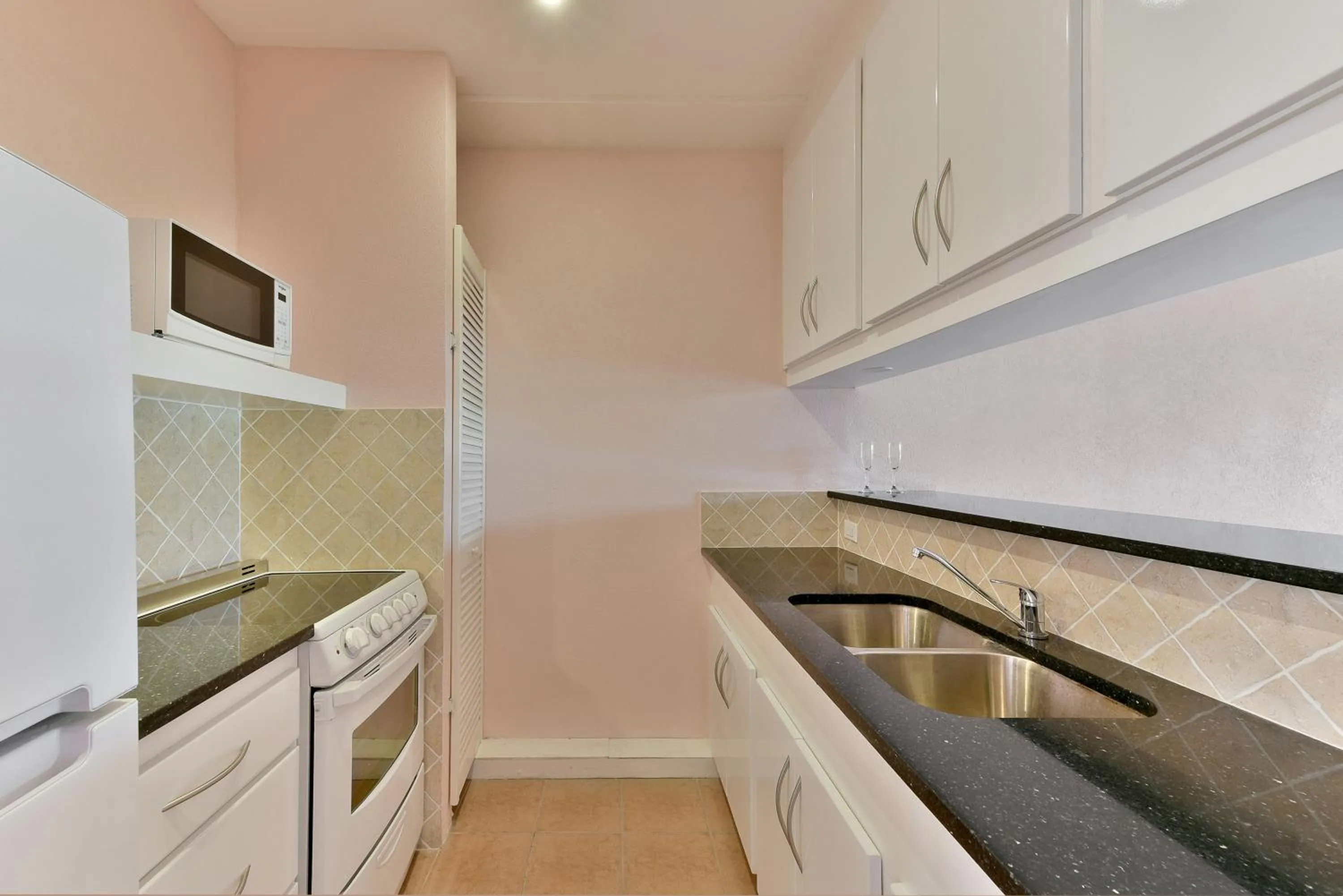 Kitchen or kitchenette in Butterfly Beach Hotel