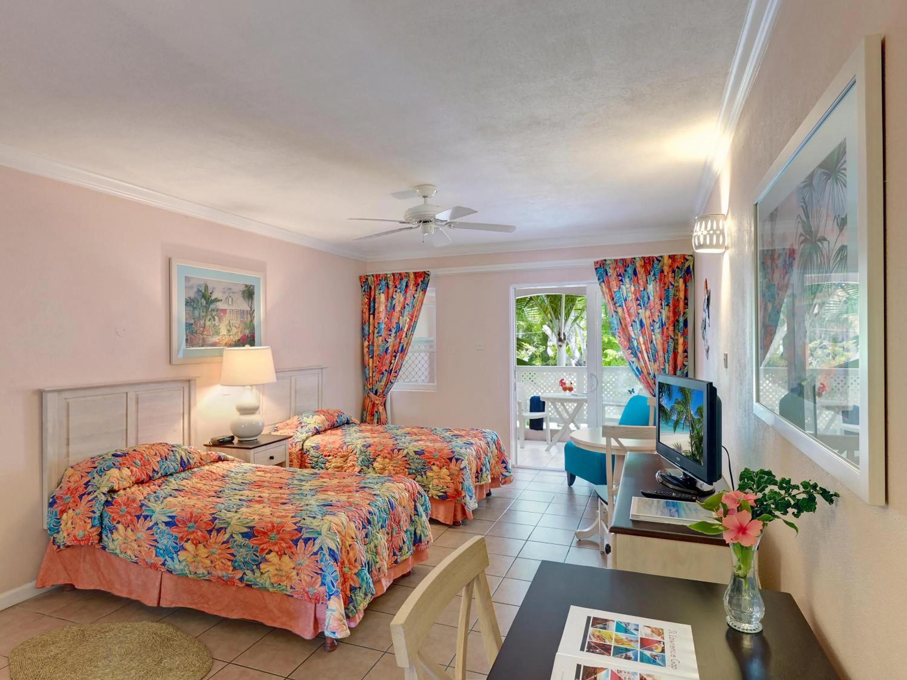 Photo of the whole room, Bed in Butterfly Beach Hotel