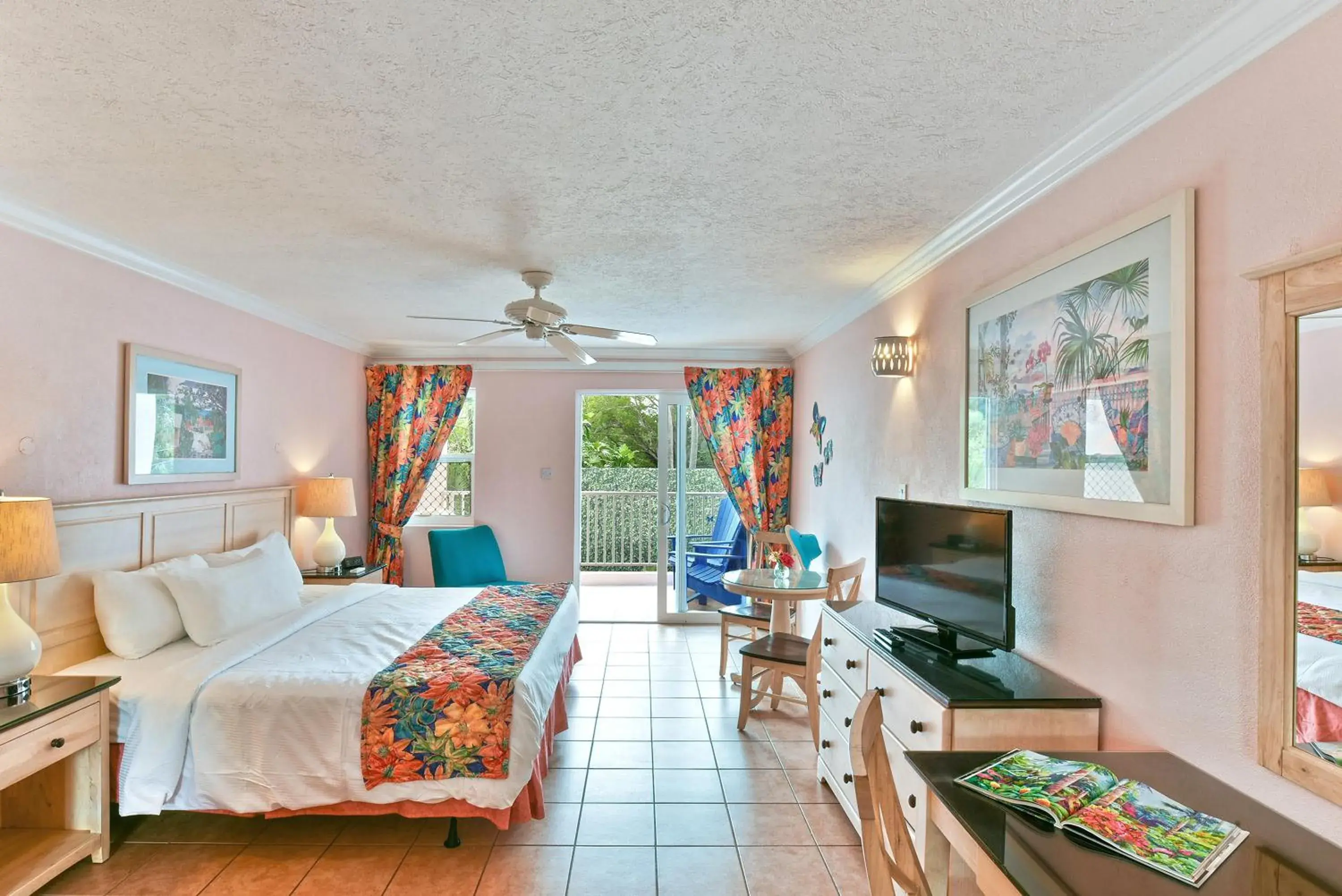 TV and multimedia, Bed in Butterfly Beach Hotel TV and multimedia, Bed in Butterfly Beach Hotel