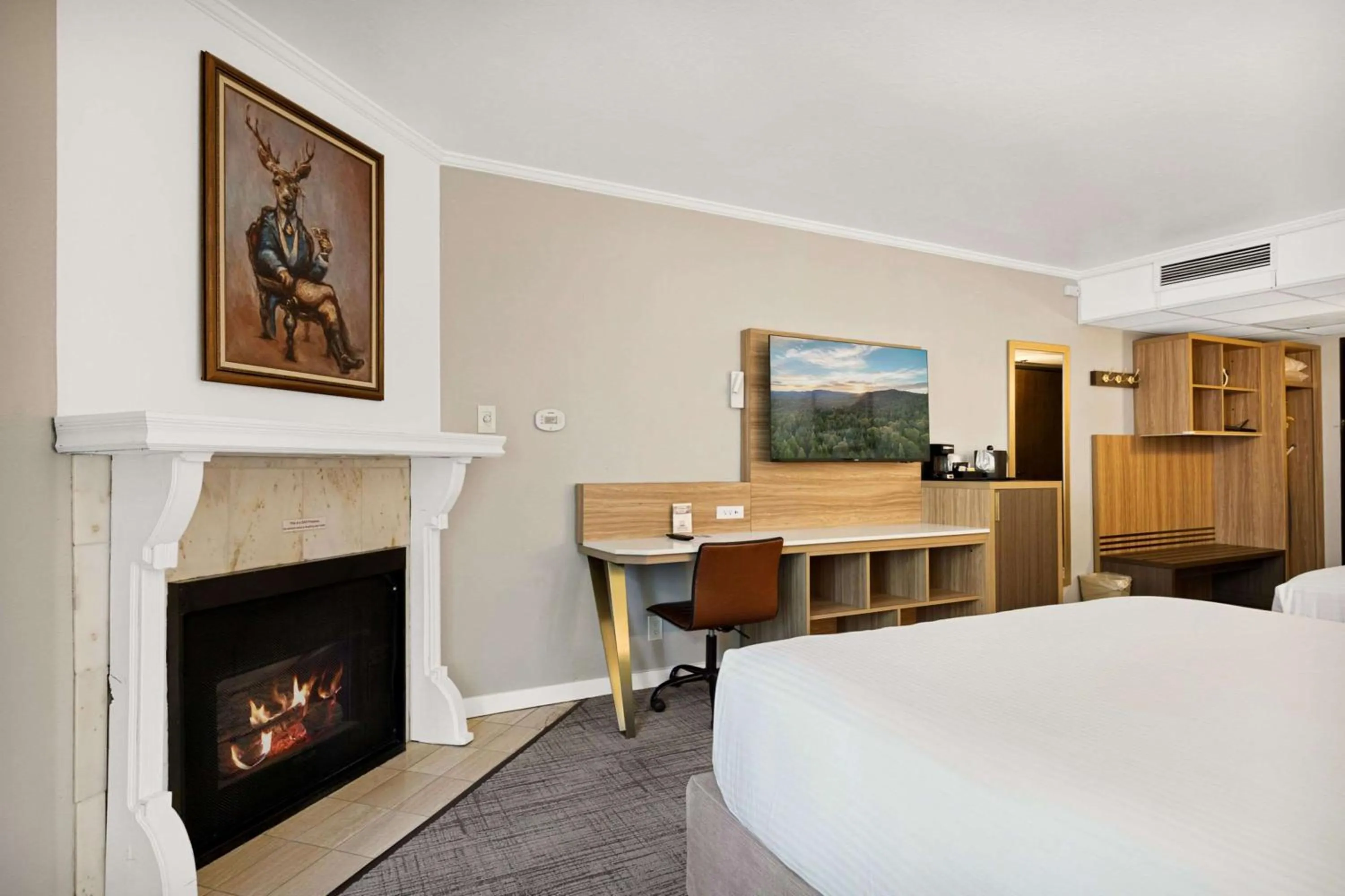 Bedroom, Bed in Chateau Big Bear Boutique Hotel, BW Signature Collection