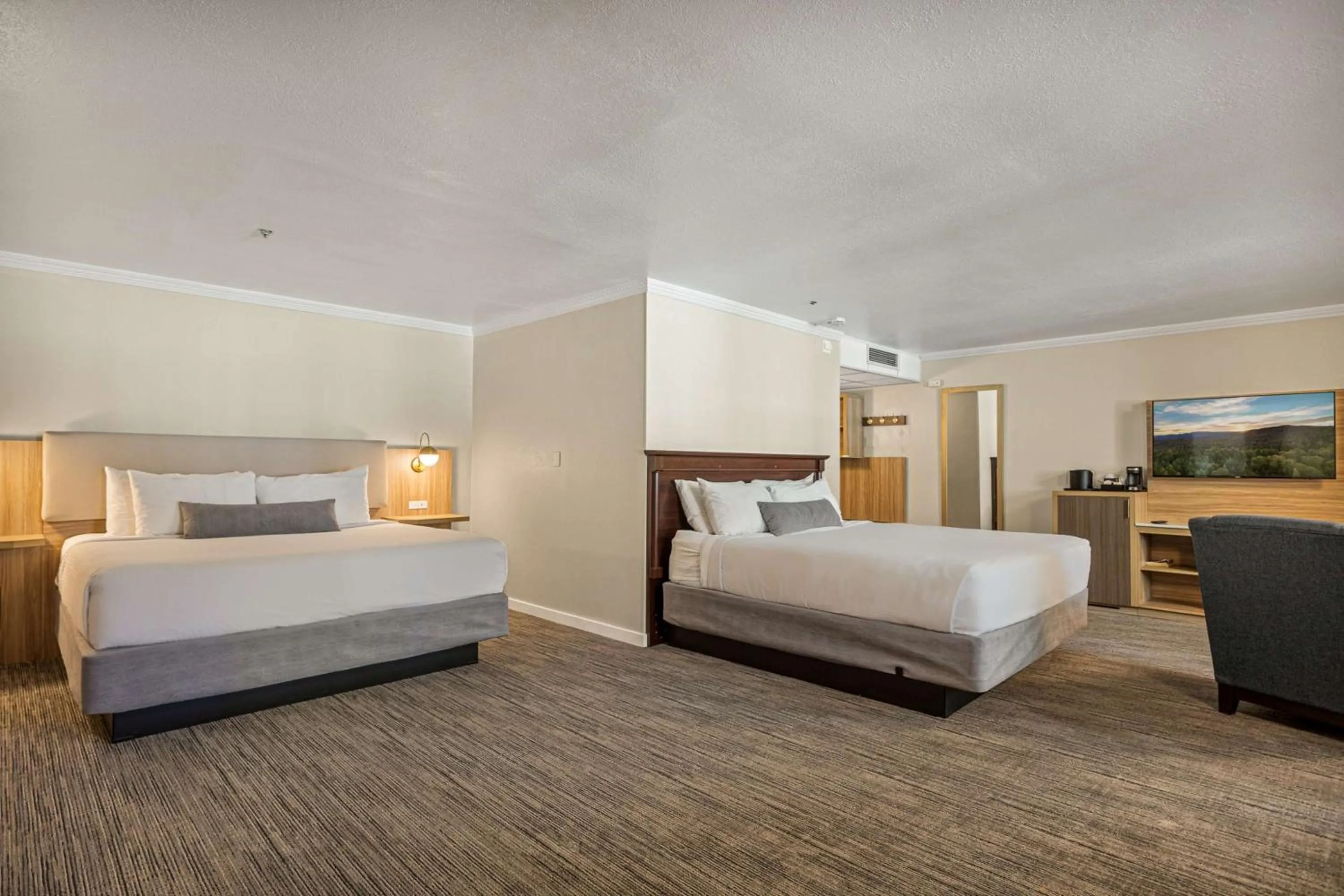 Bedroom, Bed in Chateau Big Bear Boutique Hotel, BW Signature Collection