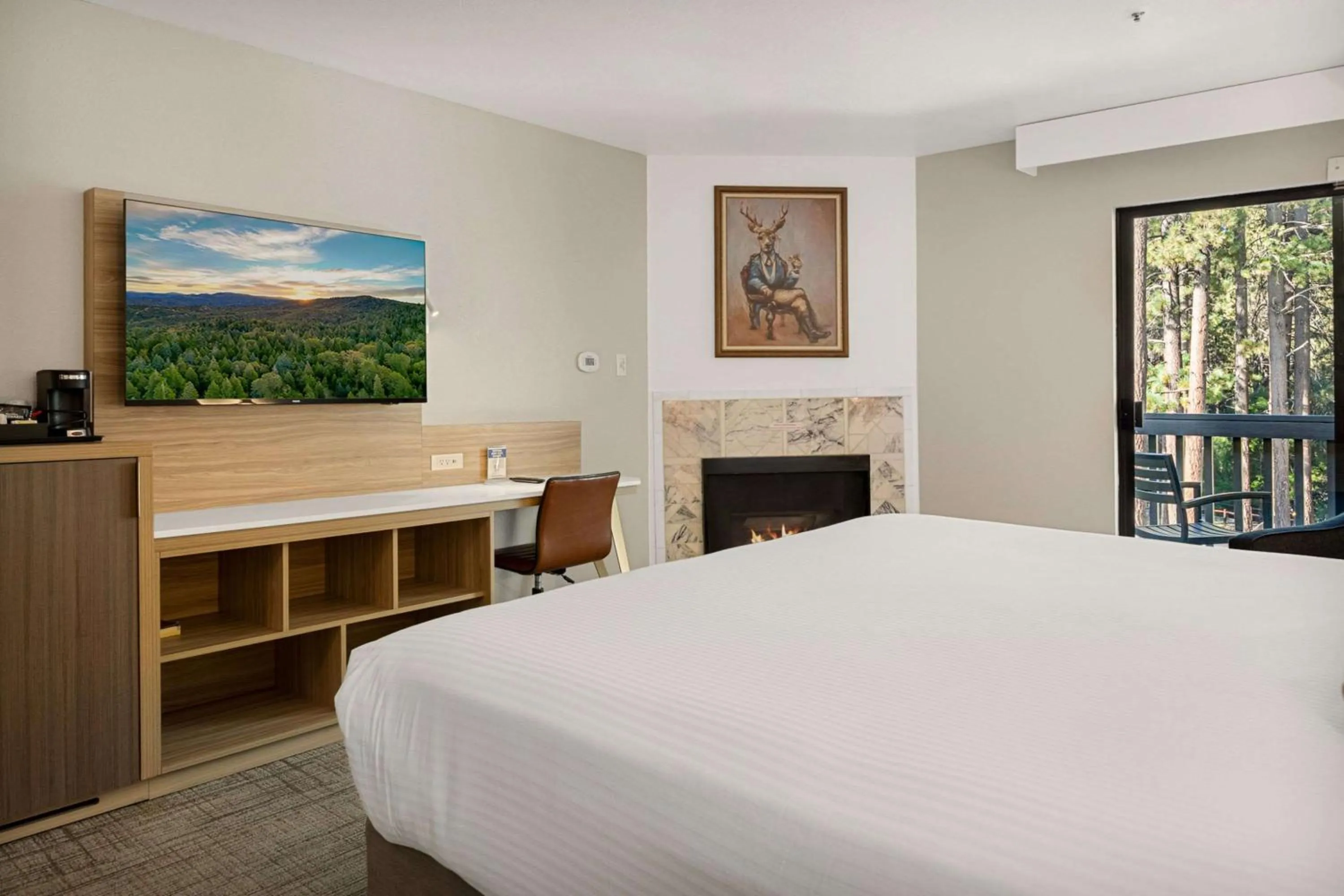 Bedroom, Bed in Chateau Big Bear Boutique Hotel, BW Signature Collection