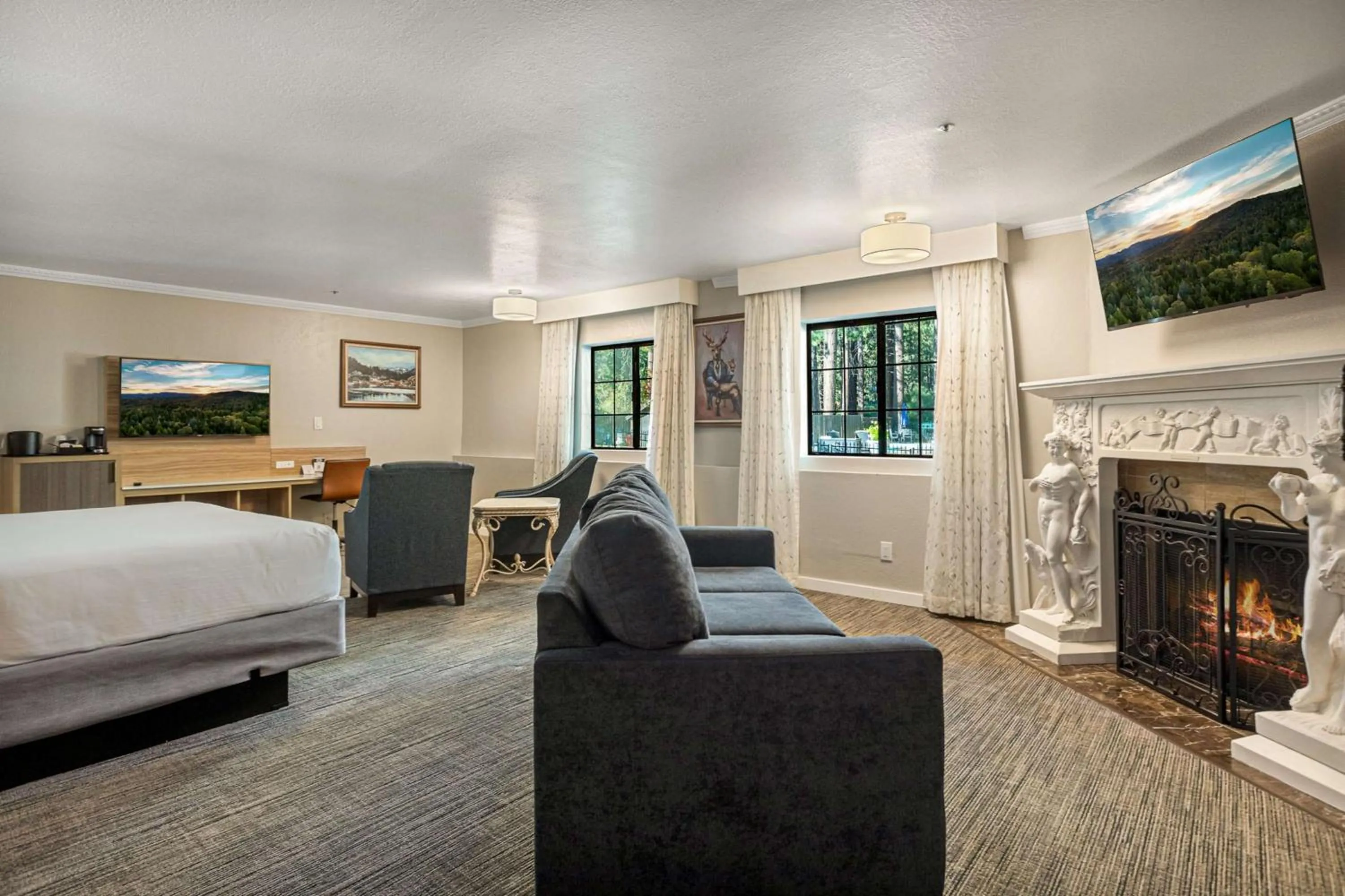 Bedroom, Bed in Chateau Big Bear Boutique Hotel, BW Signature Collection