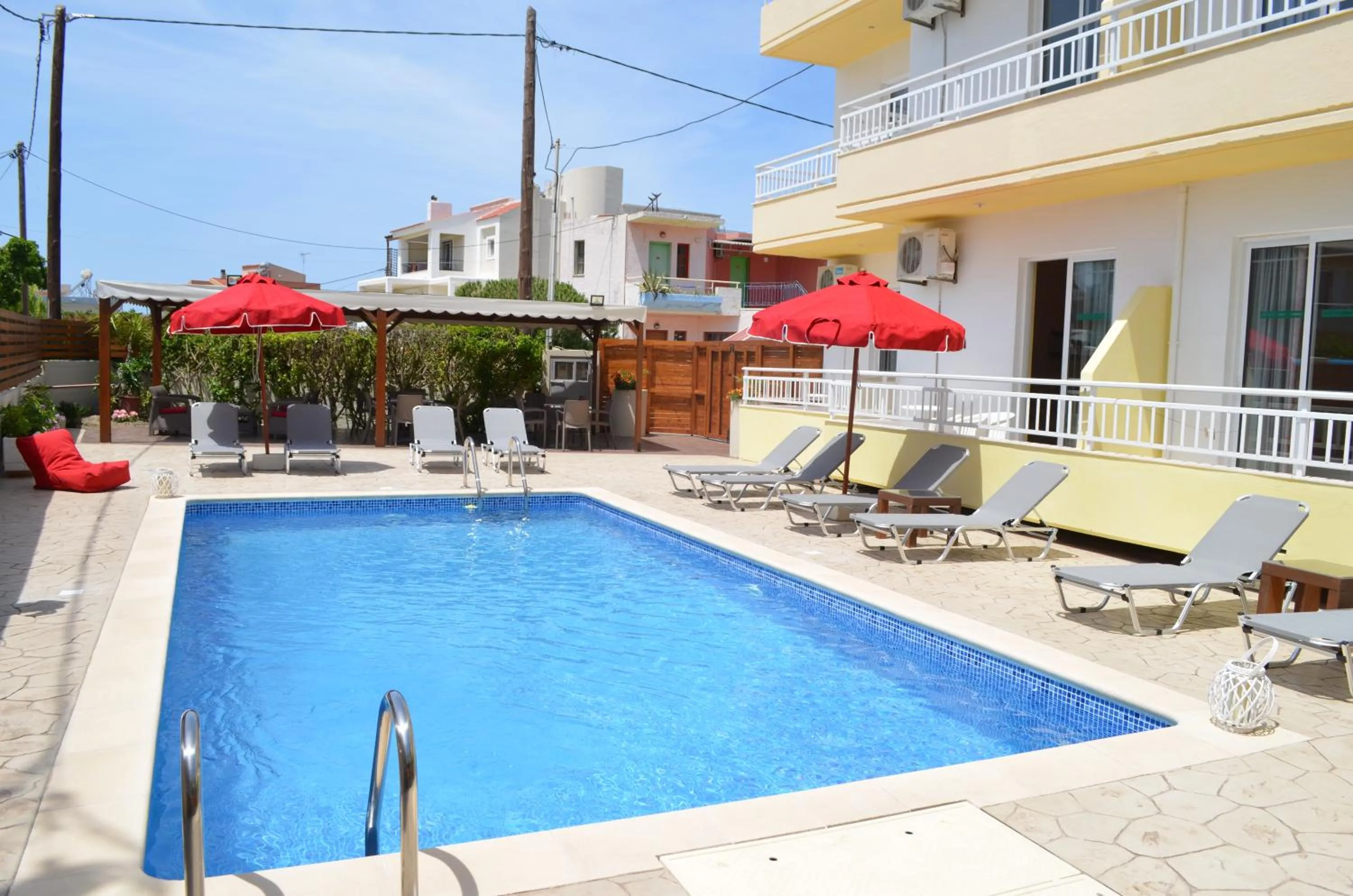 Swimming pool in Kremasti Memories