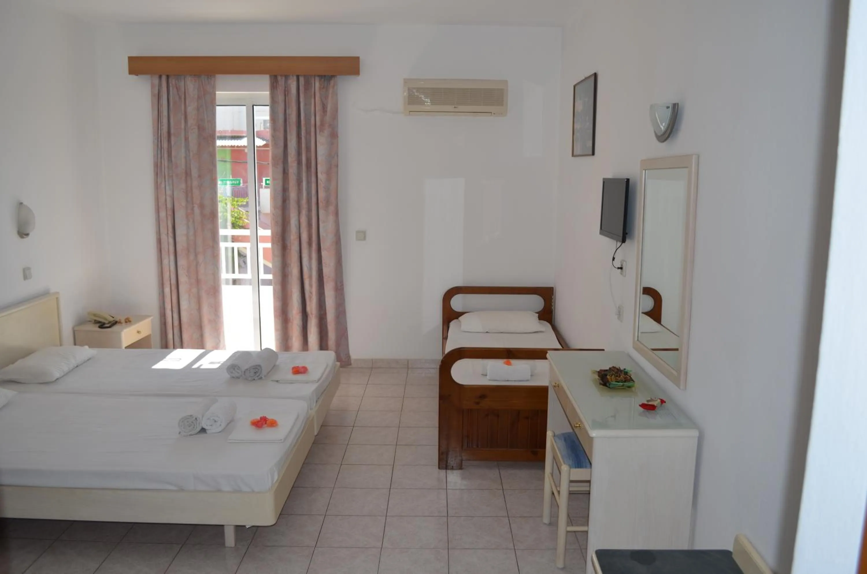 Photo of the whole room, Bed in Kremasti Memories