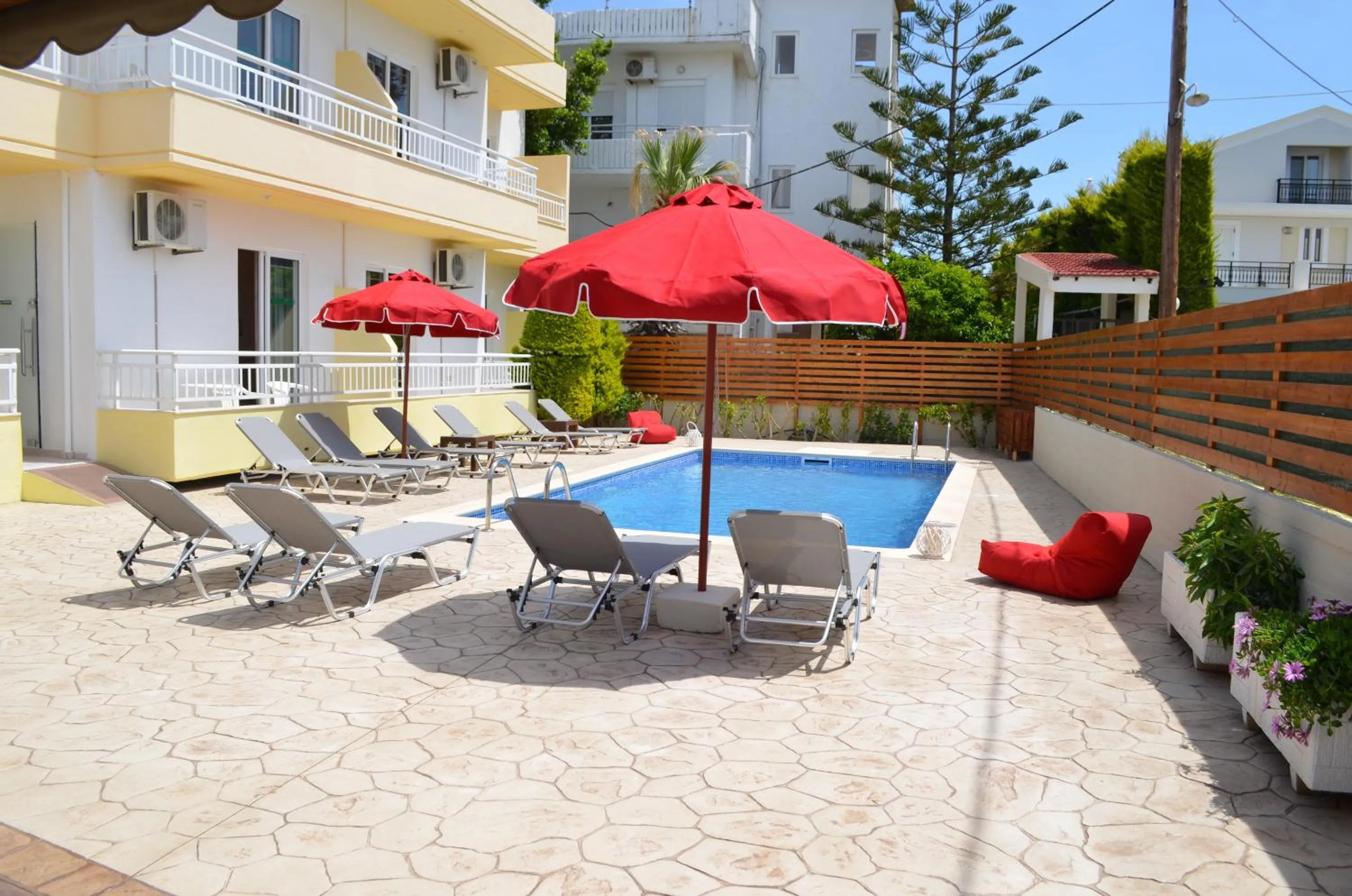 Swimming pool in Kremasti Memories