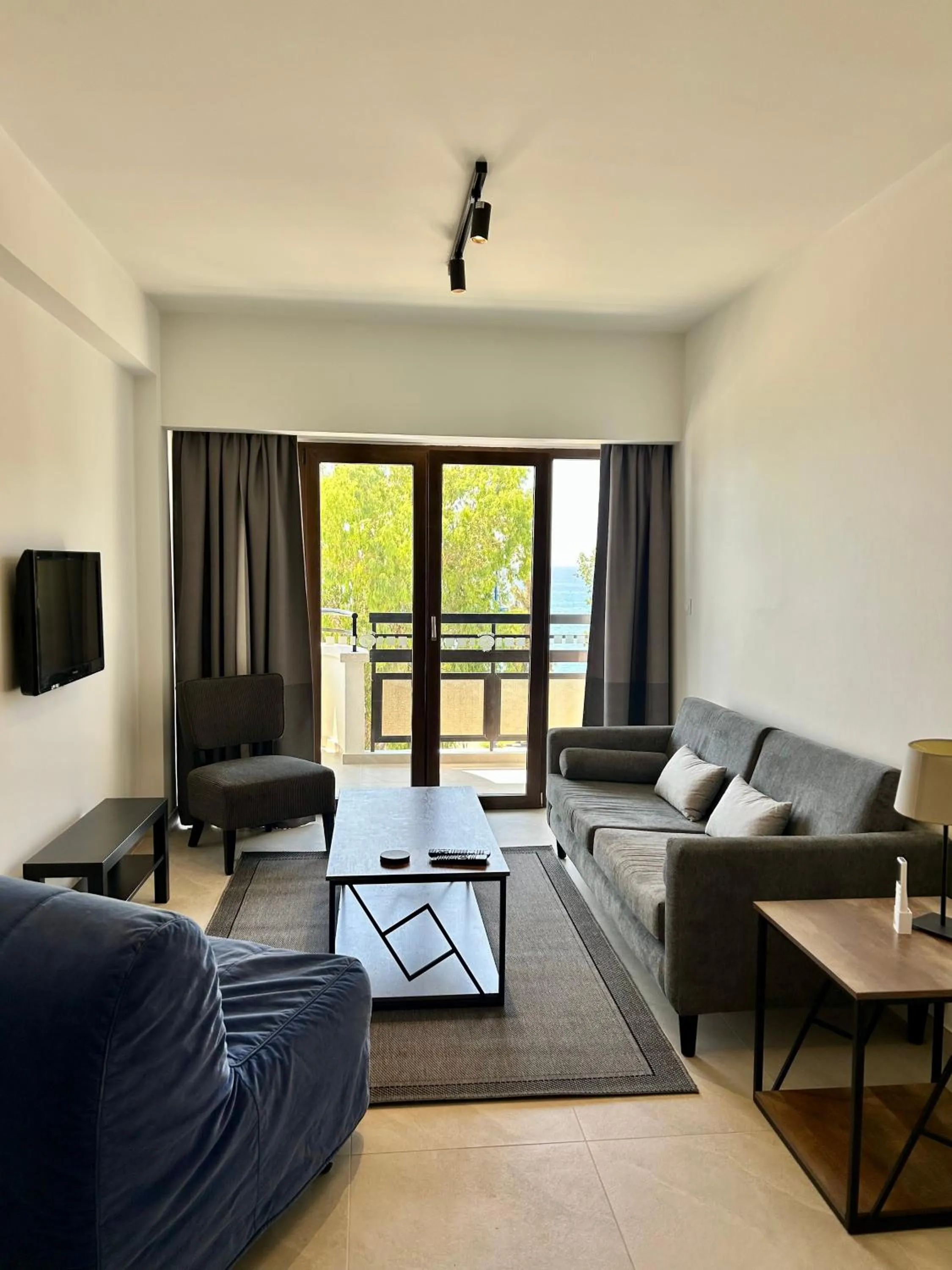 TV and multimedia in Pigeon Beach Hotel Apartments