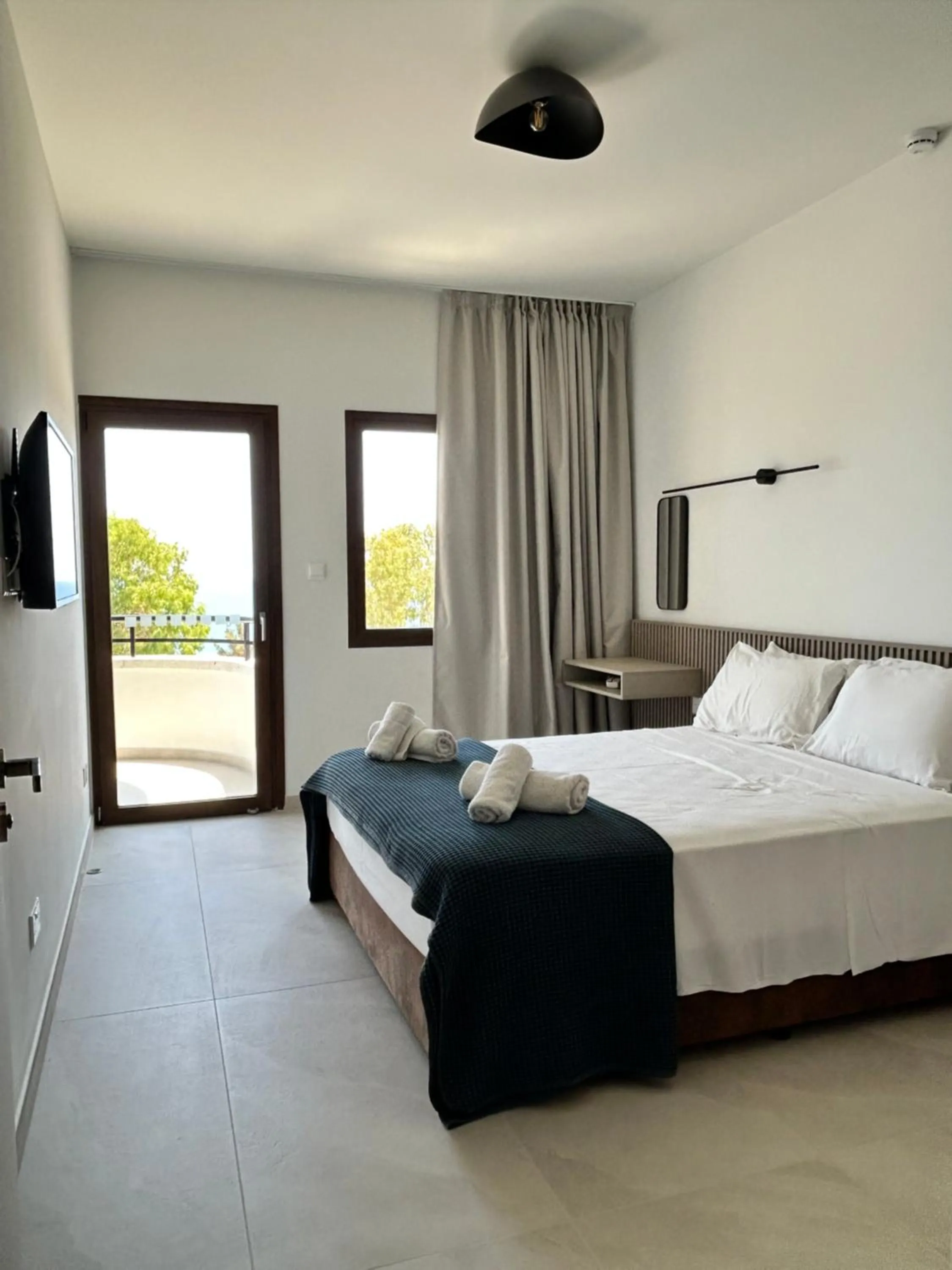 Bed in Pigeon Beach Hotel Apartments