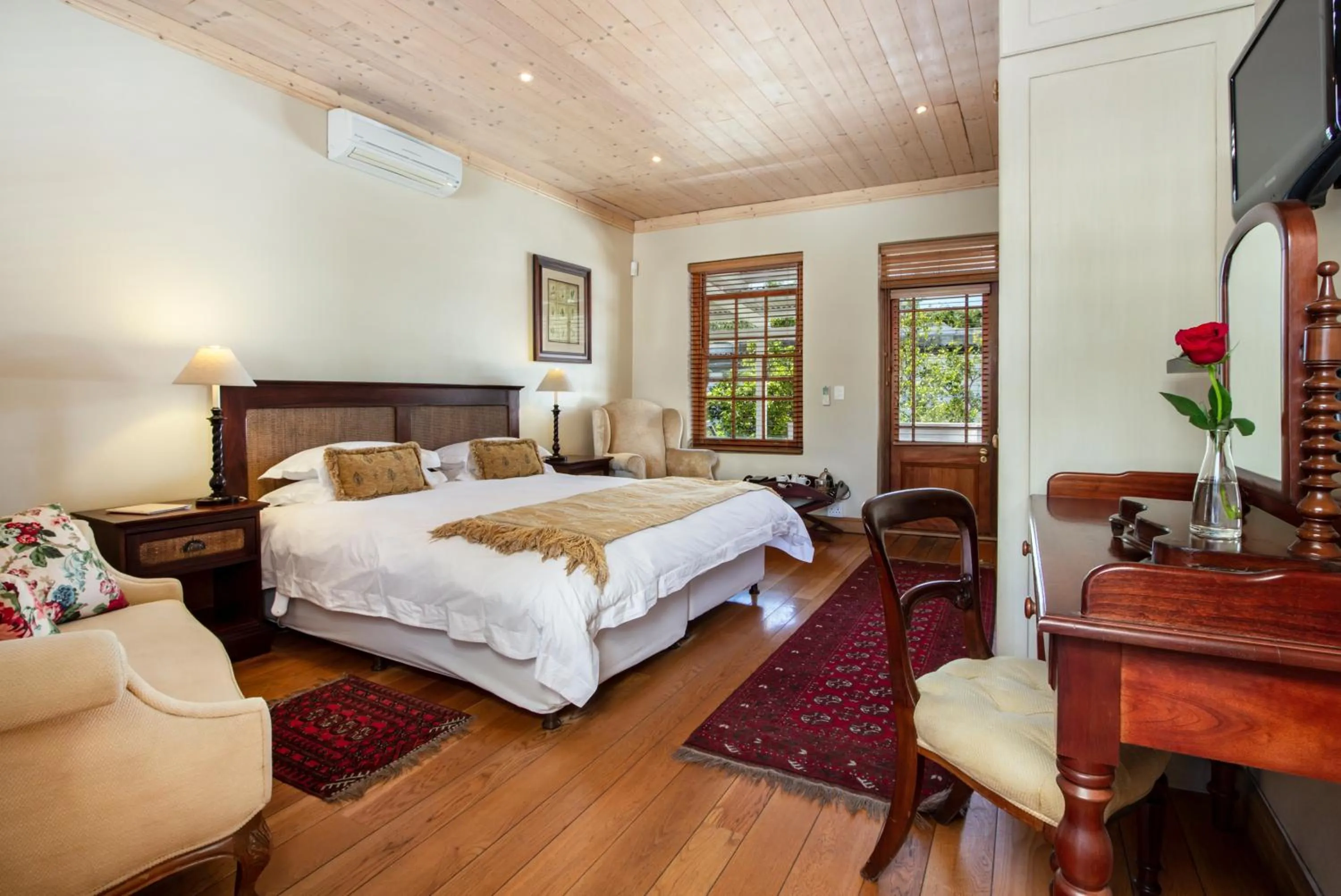 Photo of the whole room, Bed in De Hoek Manor