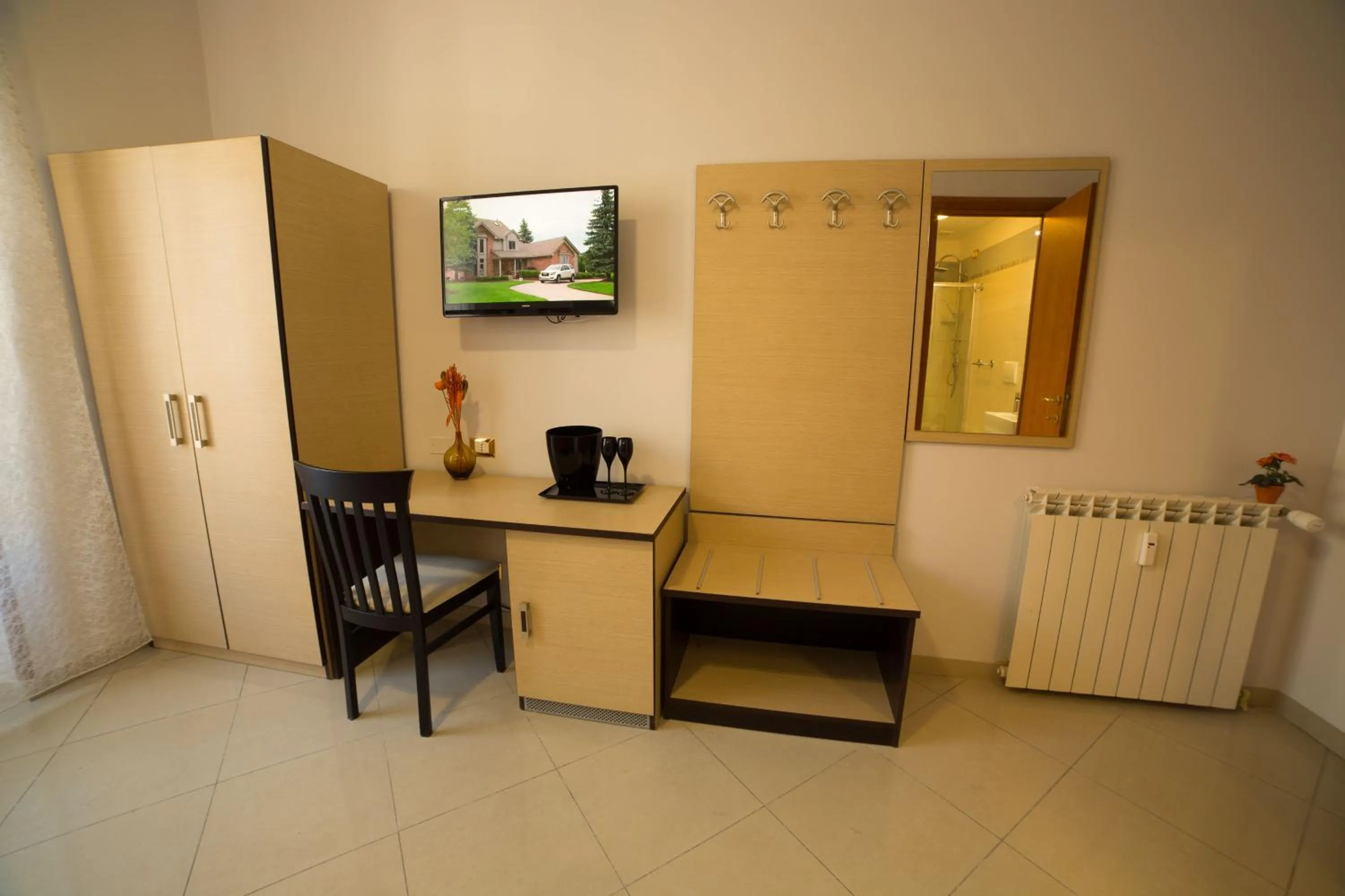 Photo of the whole room in All Seasons