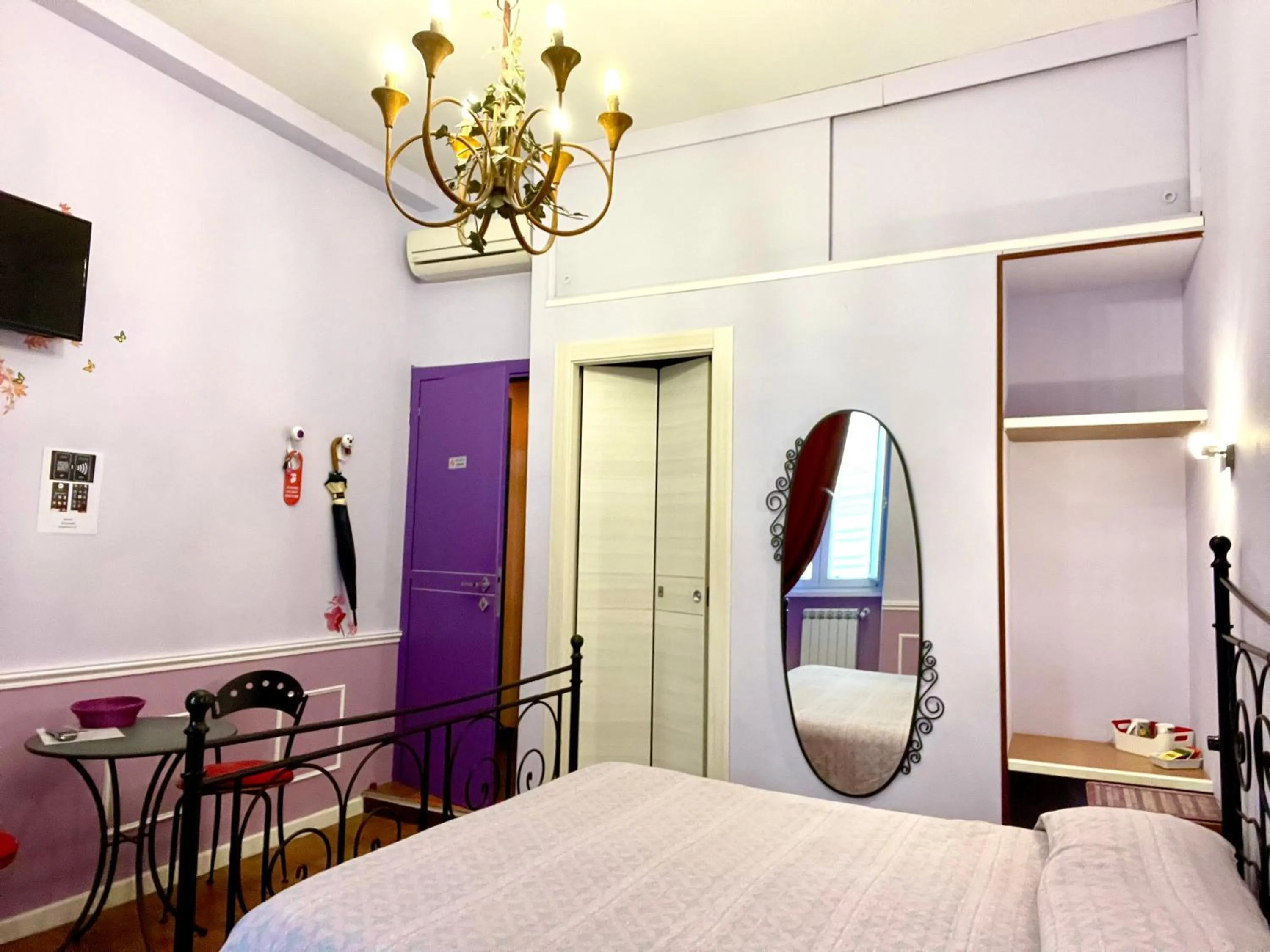 Photo of the whole room, Bed in Rhome86