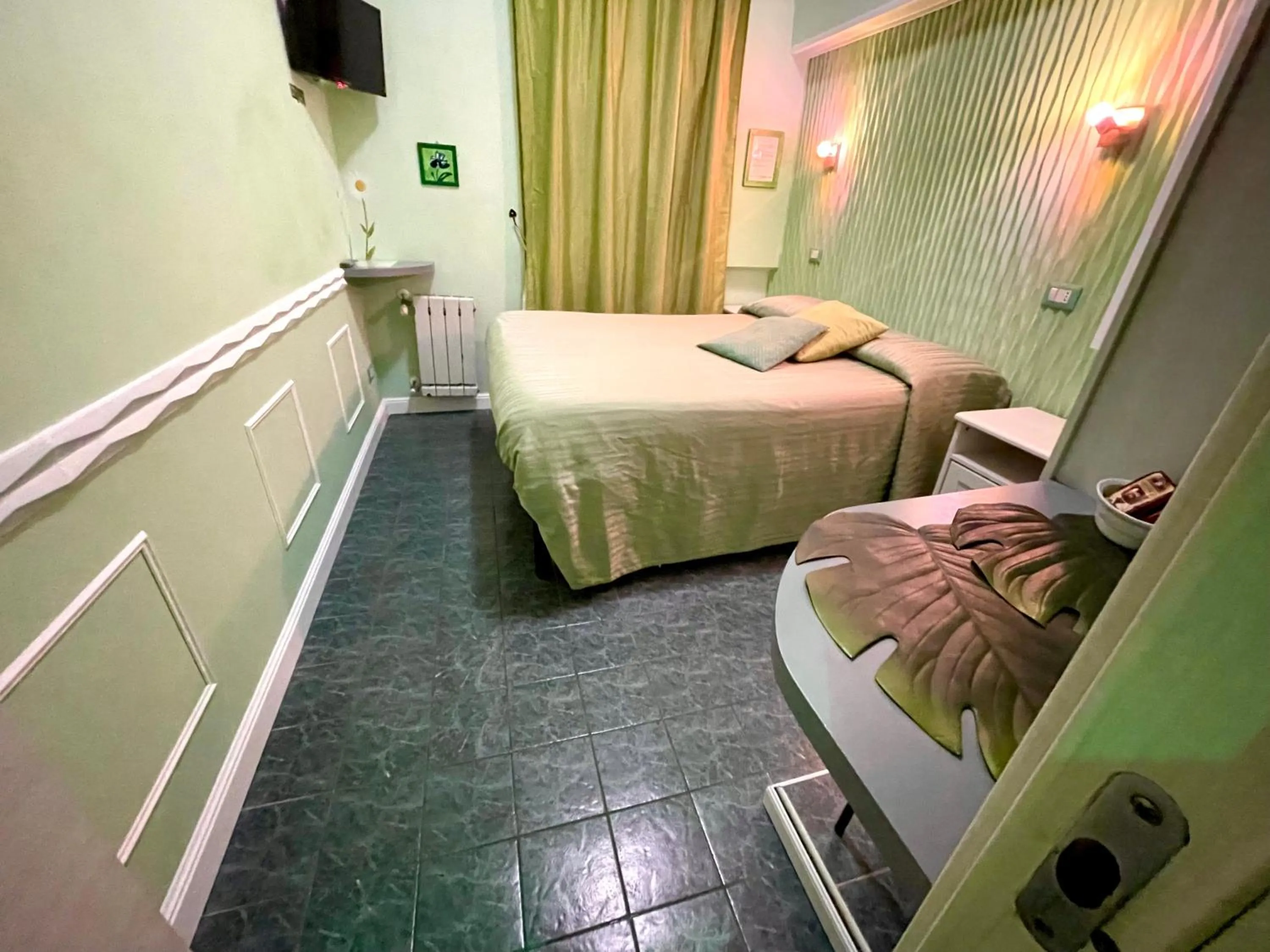 Photo of the whole room, Bed in Rhome86