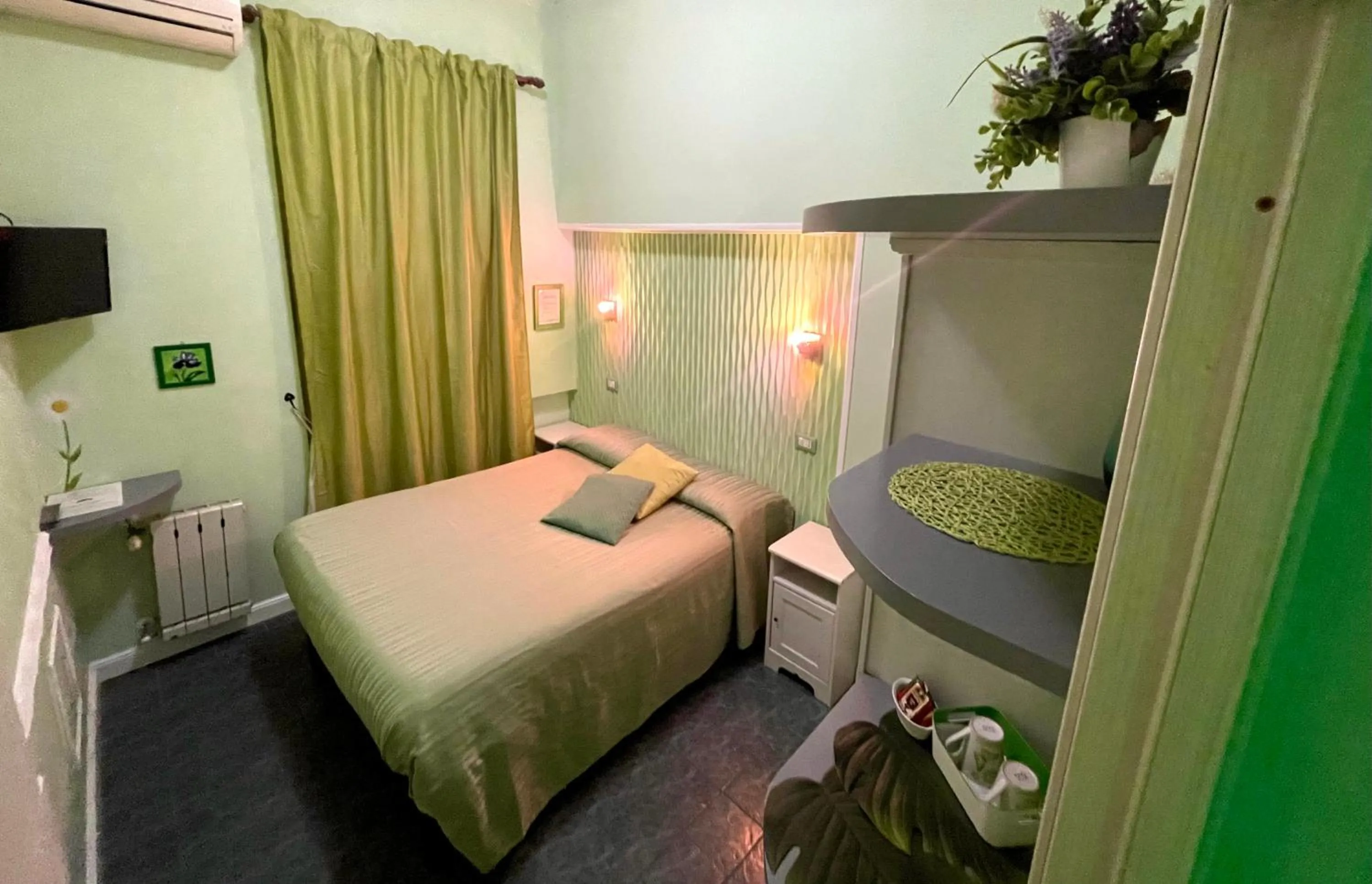 Photo of the whole room, Bed in Rhome86