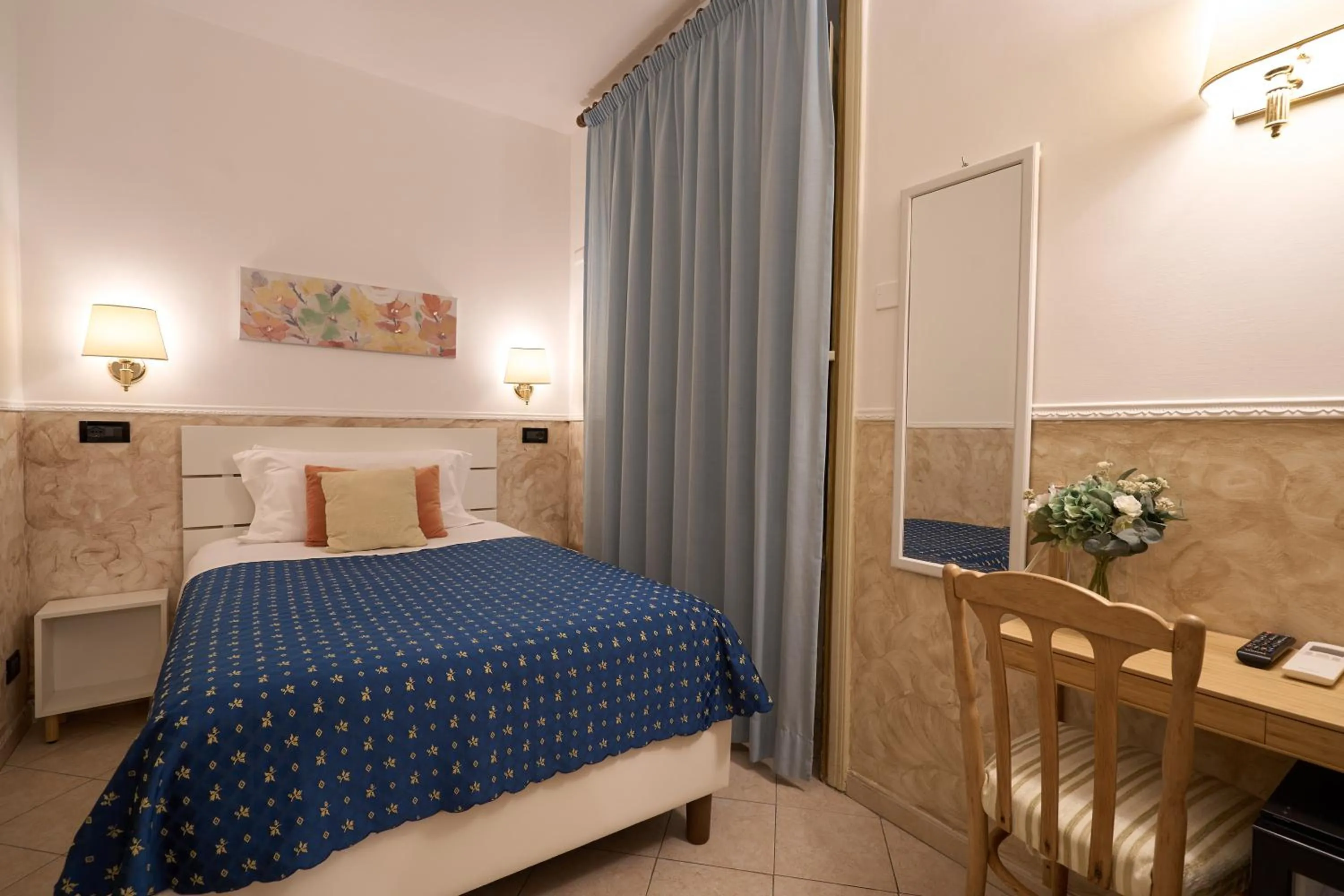 Photo of the whole room, Bed in Hotel Ascot