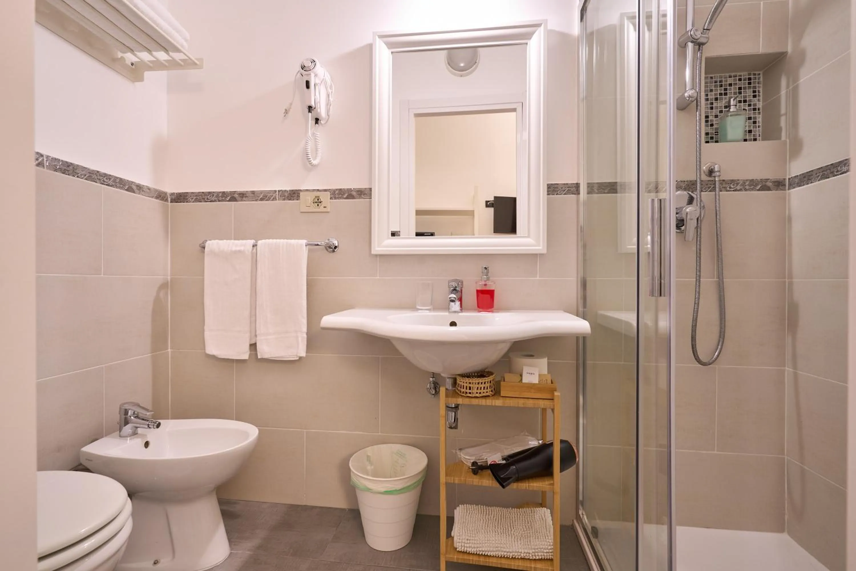 Shower in Hotel Ascot