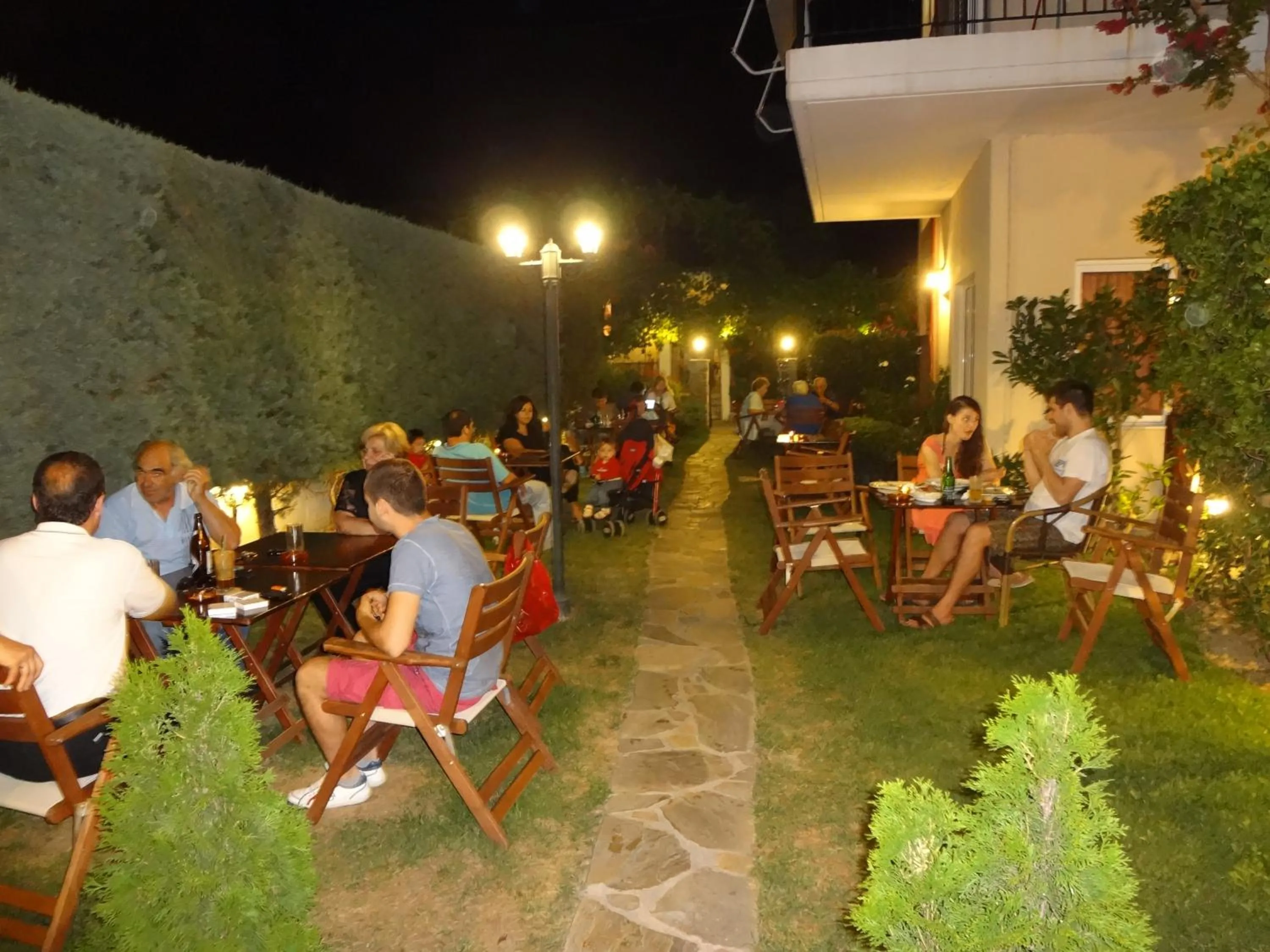 Restaurant/places to eat in Nostos Apartments