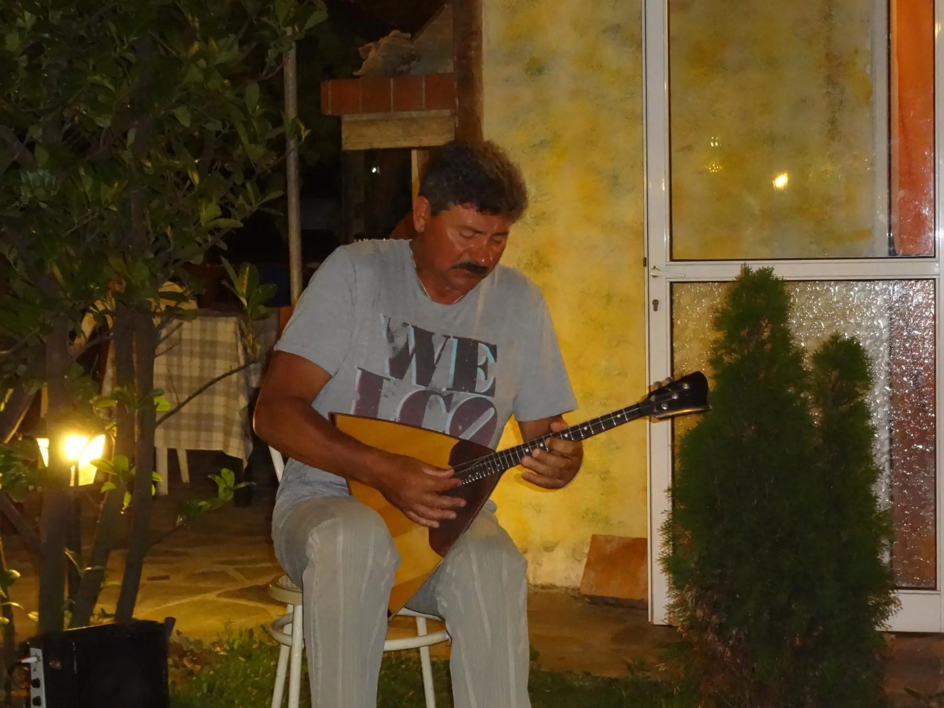 Restaurant/places to eat in Nostos Apartments