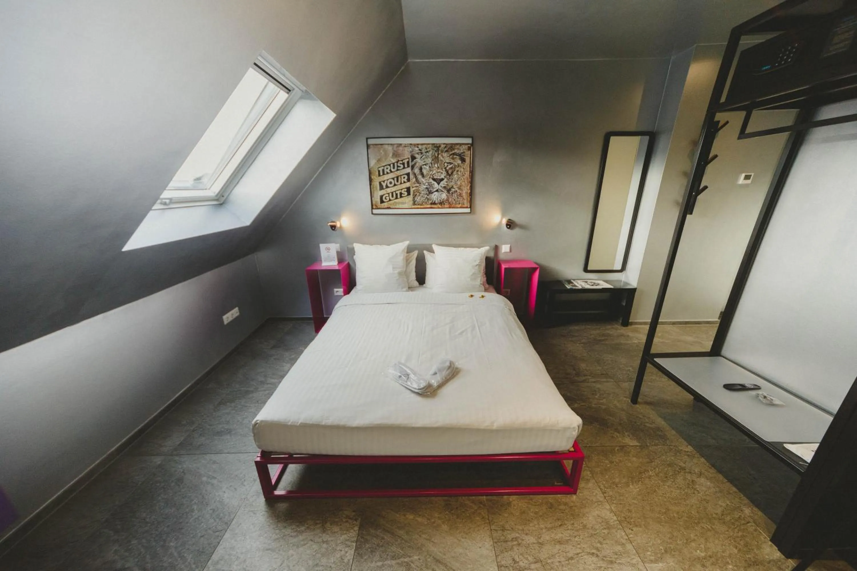 Bedroom, Bed in JJ32