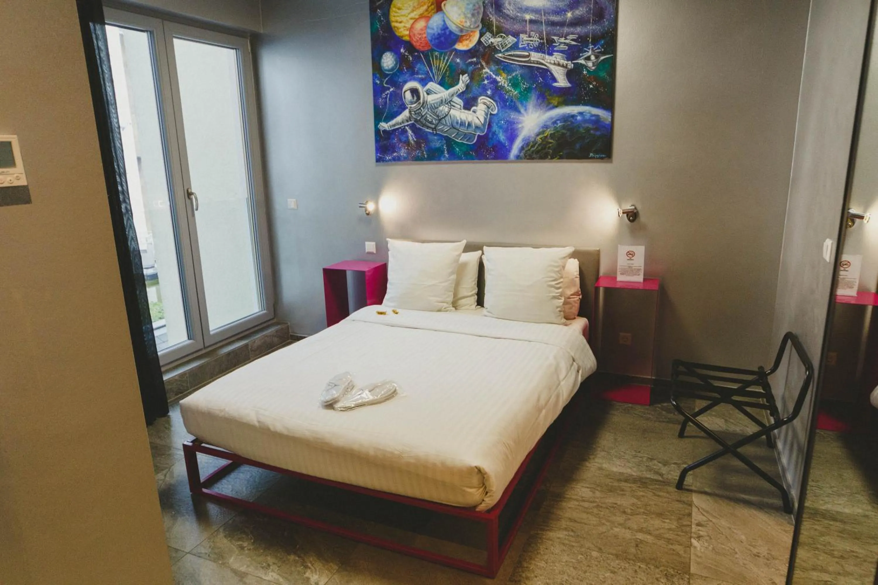 Photo of the whole room, Bed in JJ32