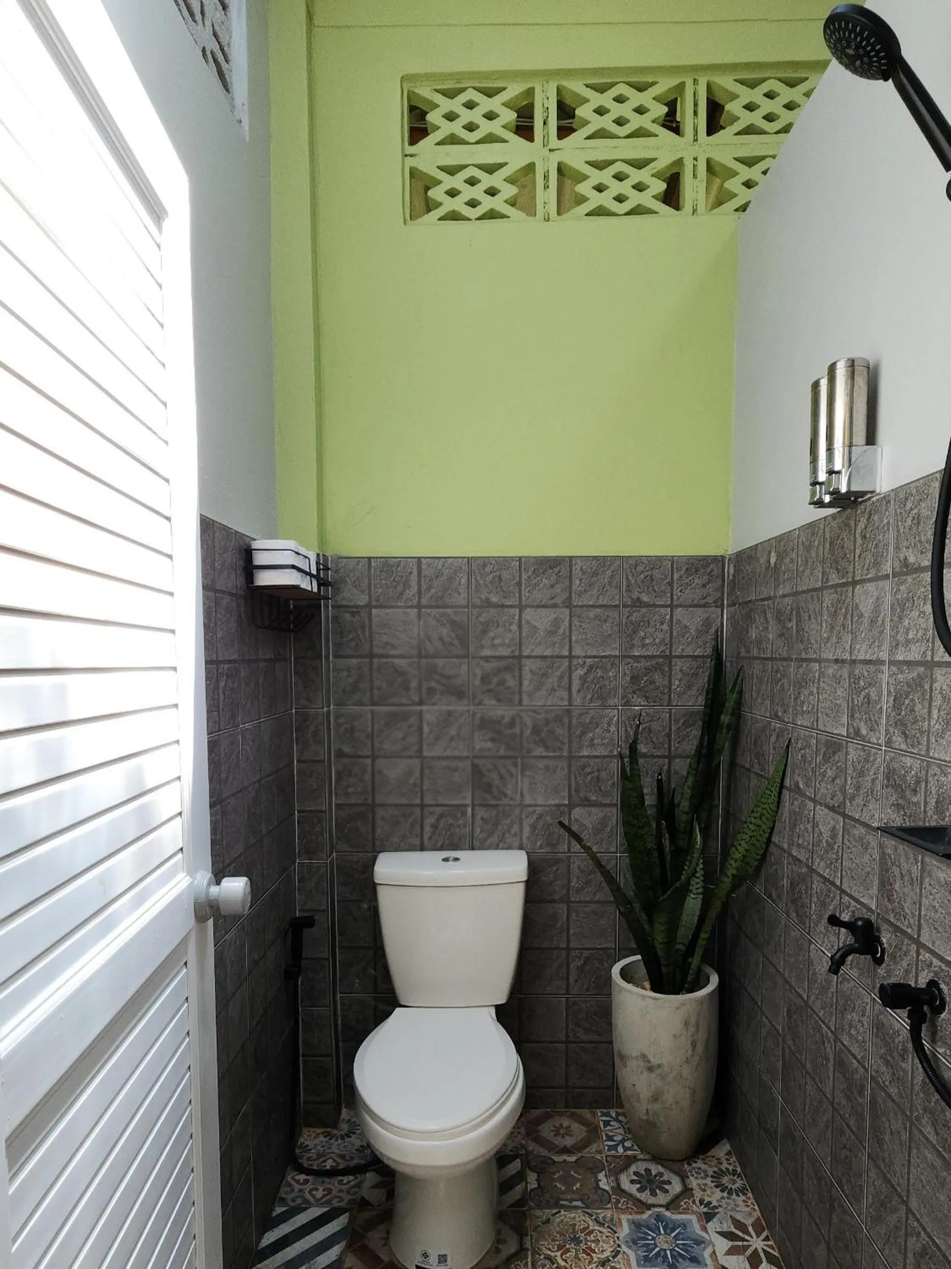 Shower in Baan Hinlad Home and Hostel