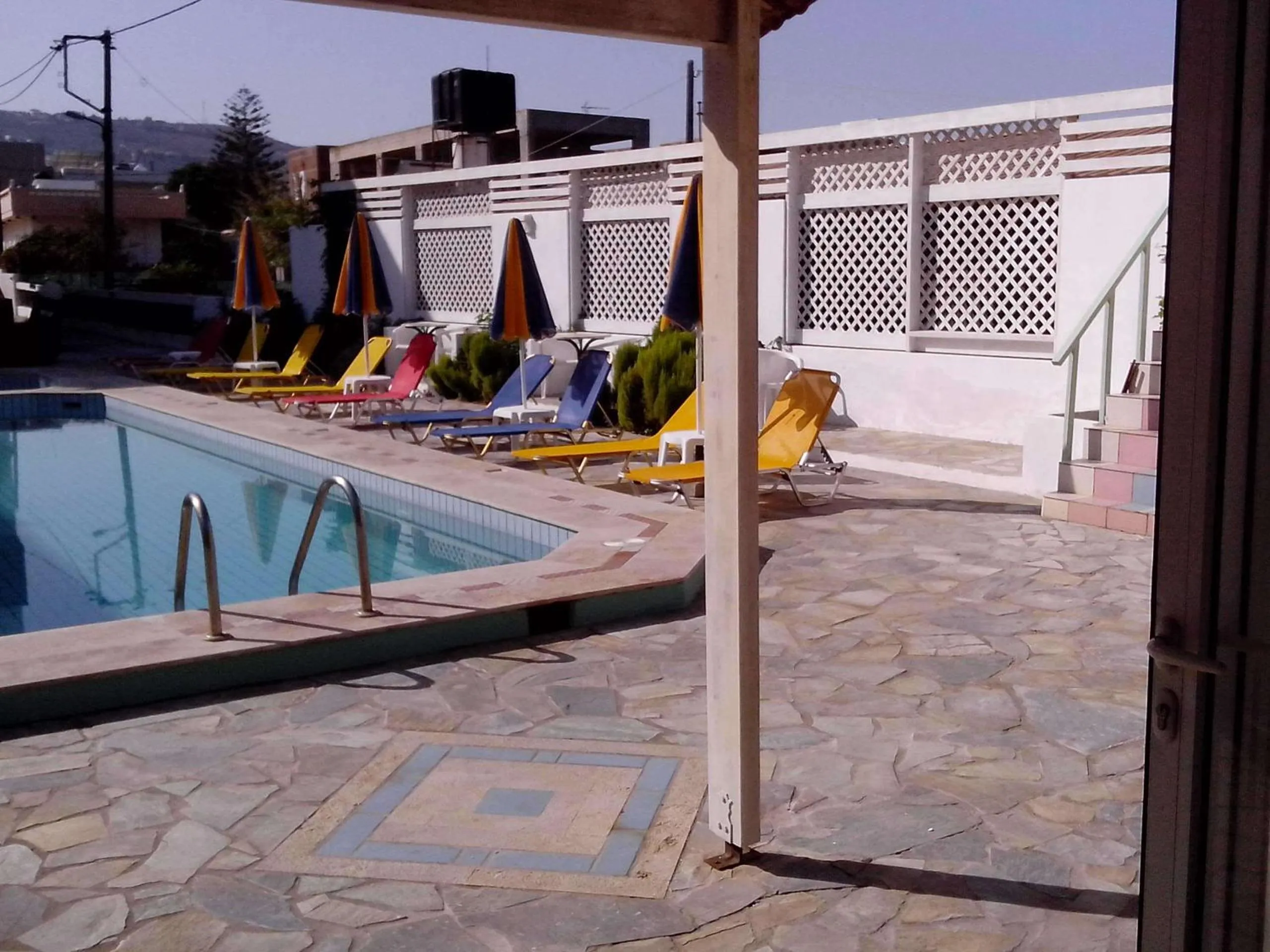 Restaurant/places to eat in Haris Apartments