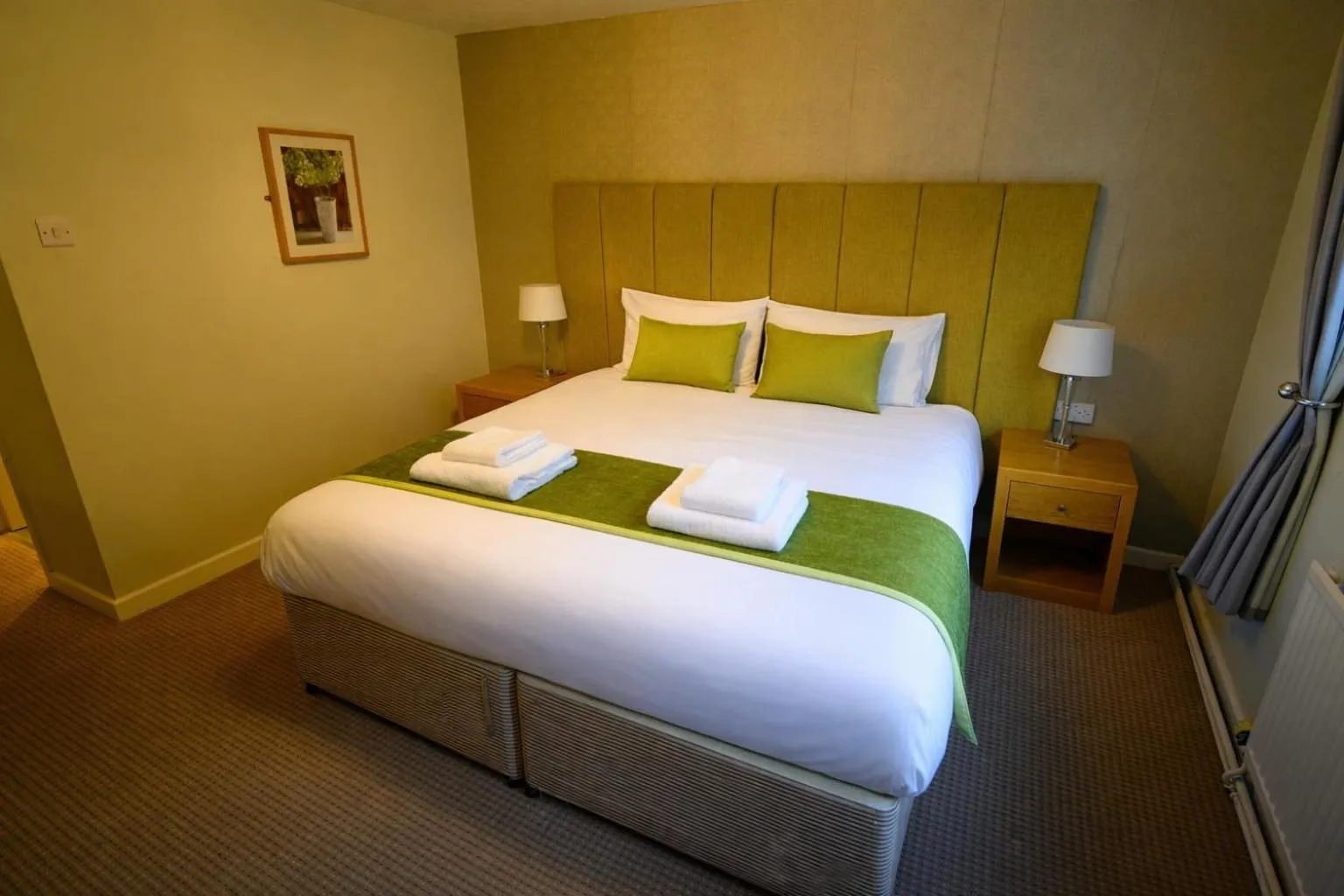 Bedroom, Bed in White Lion Hotel