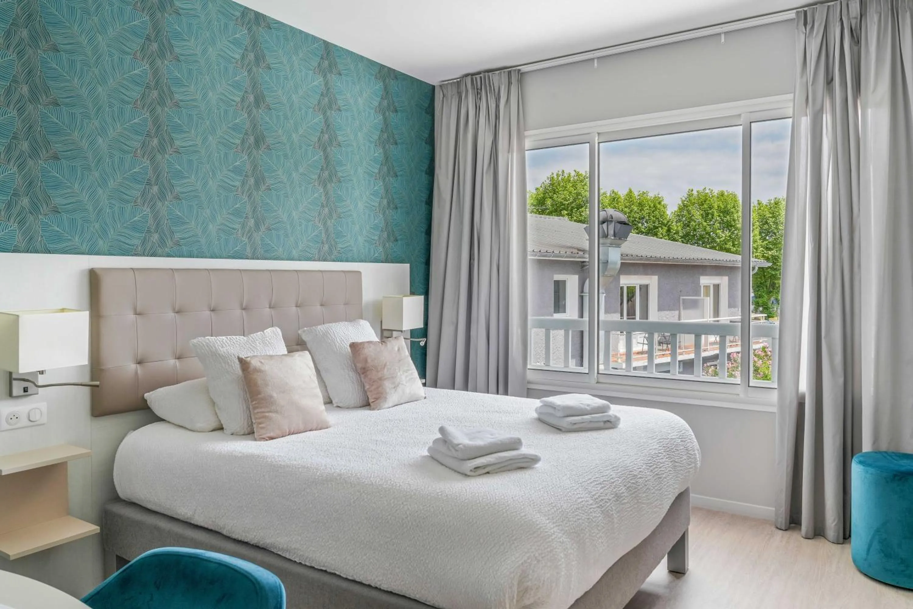 Bed in Logis Hôtel l'Amandier