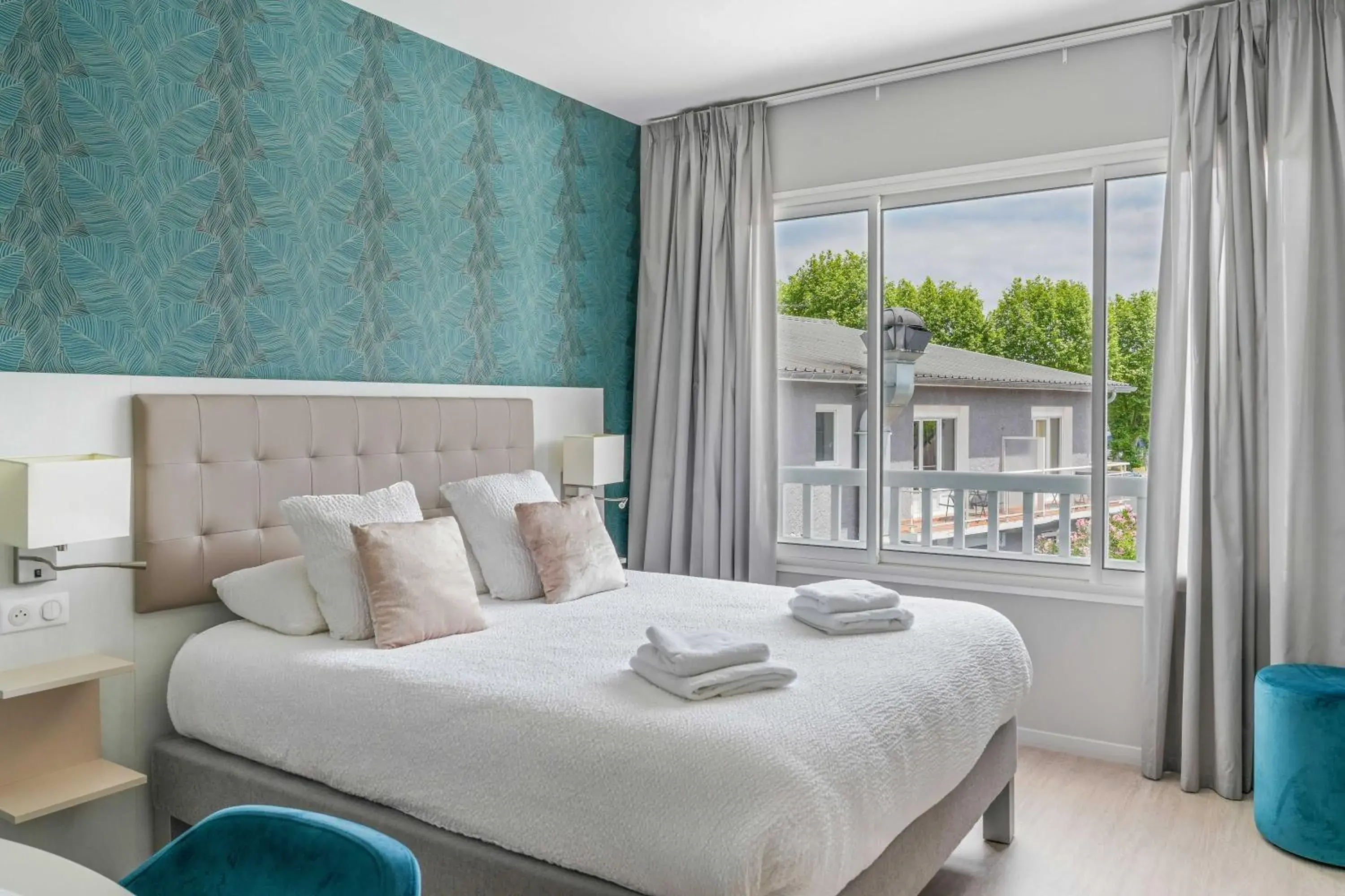 Bed in Logis Hôtel l'Amandier Bed in Logis Hôtel l'Amandier