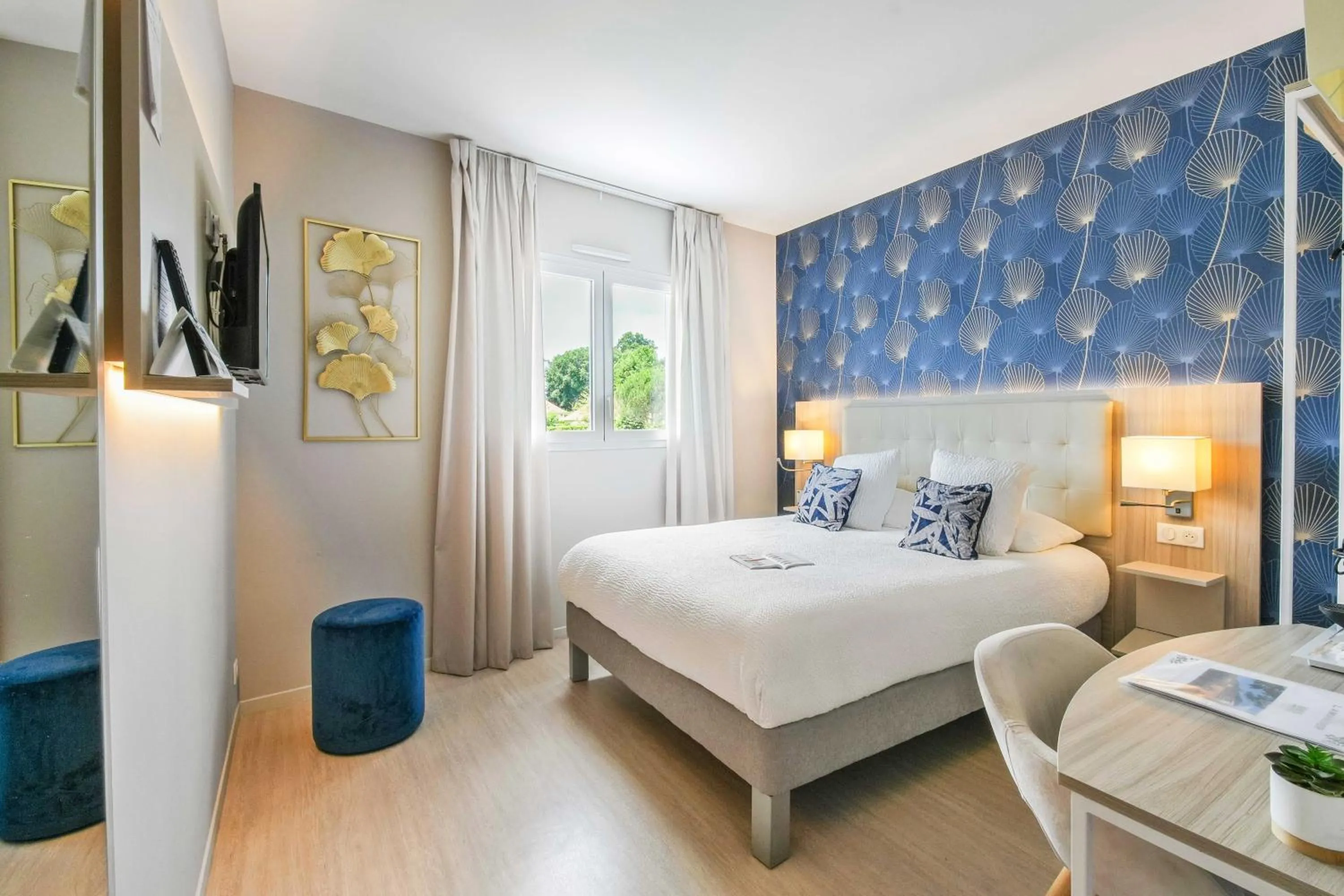 Bed in Logis Hôtel l'Amandier