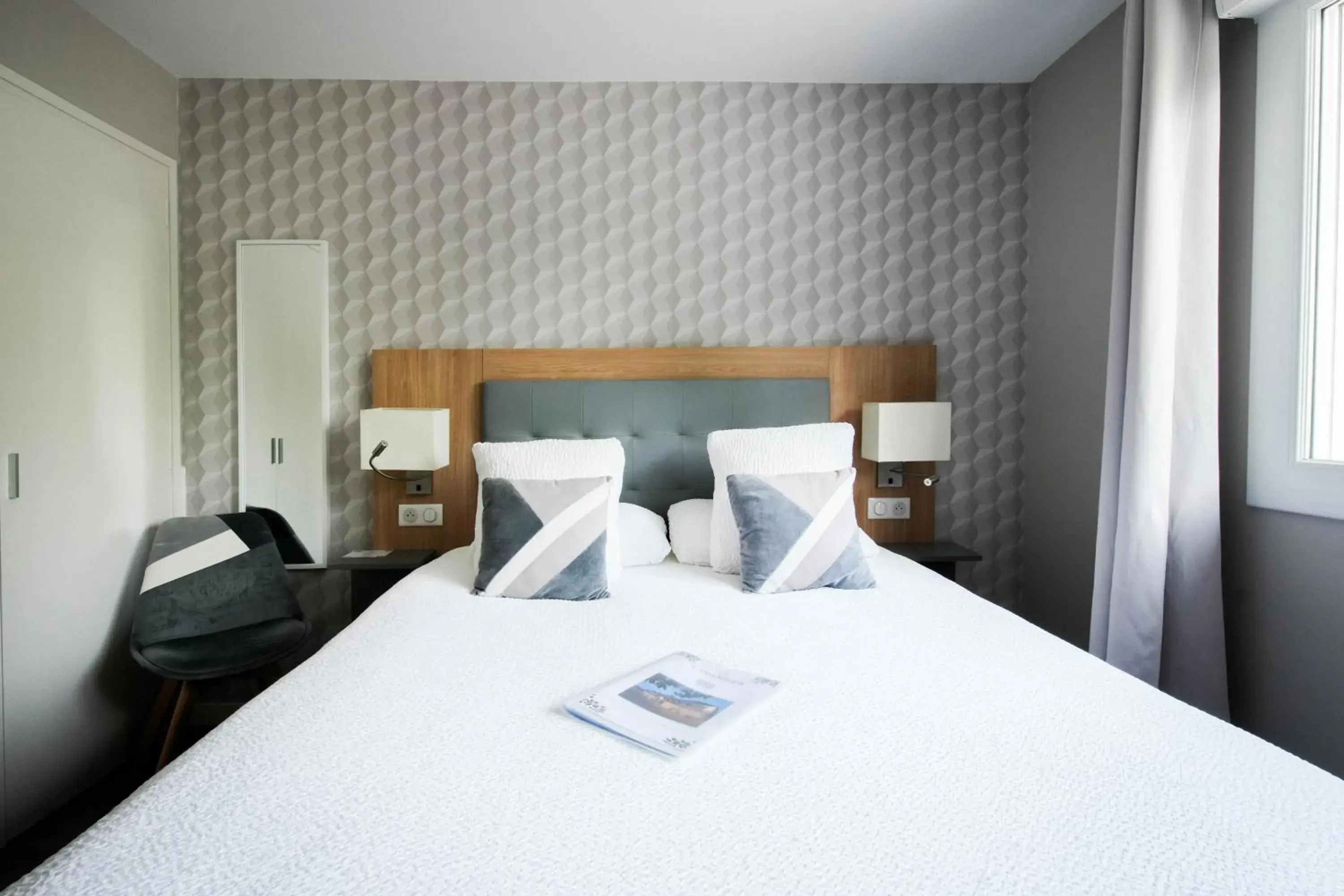 Bed in Logis Hôtel l'Amandier Bed in Logis Hôtel l'Amandier