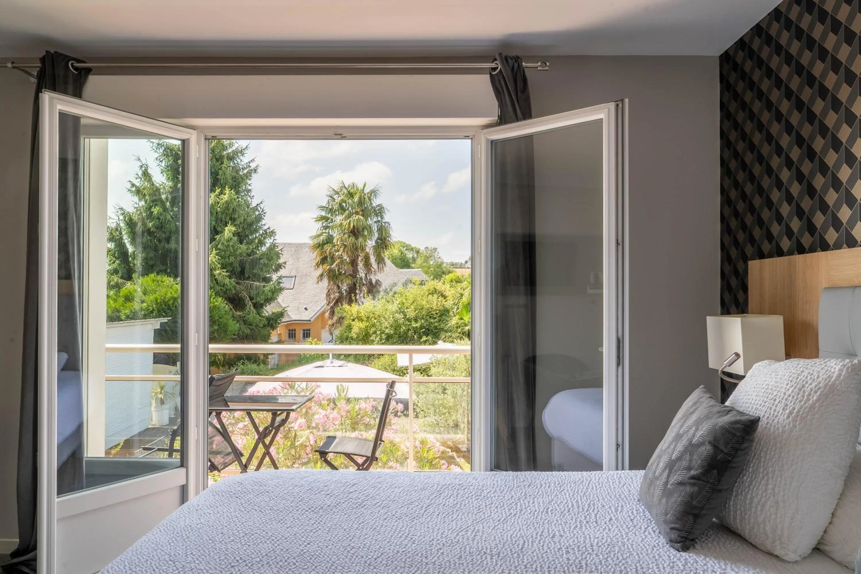 Bed in Logis Hôtel l'Amandier