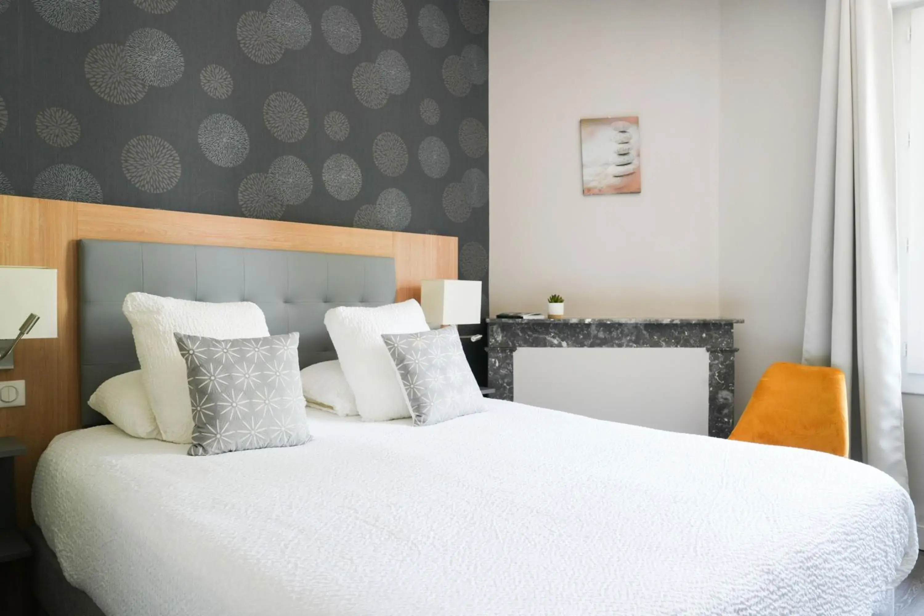 Bed in Logis Hôtel l'Amandier Bed in Logis Hôtel l'Amandier