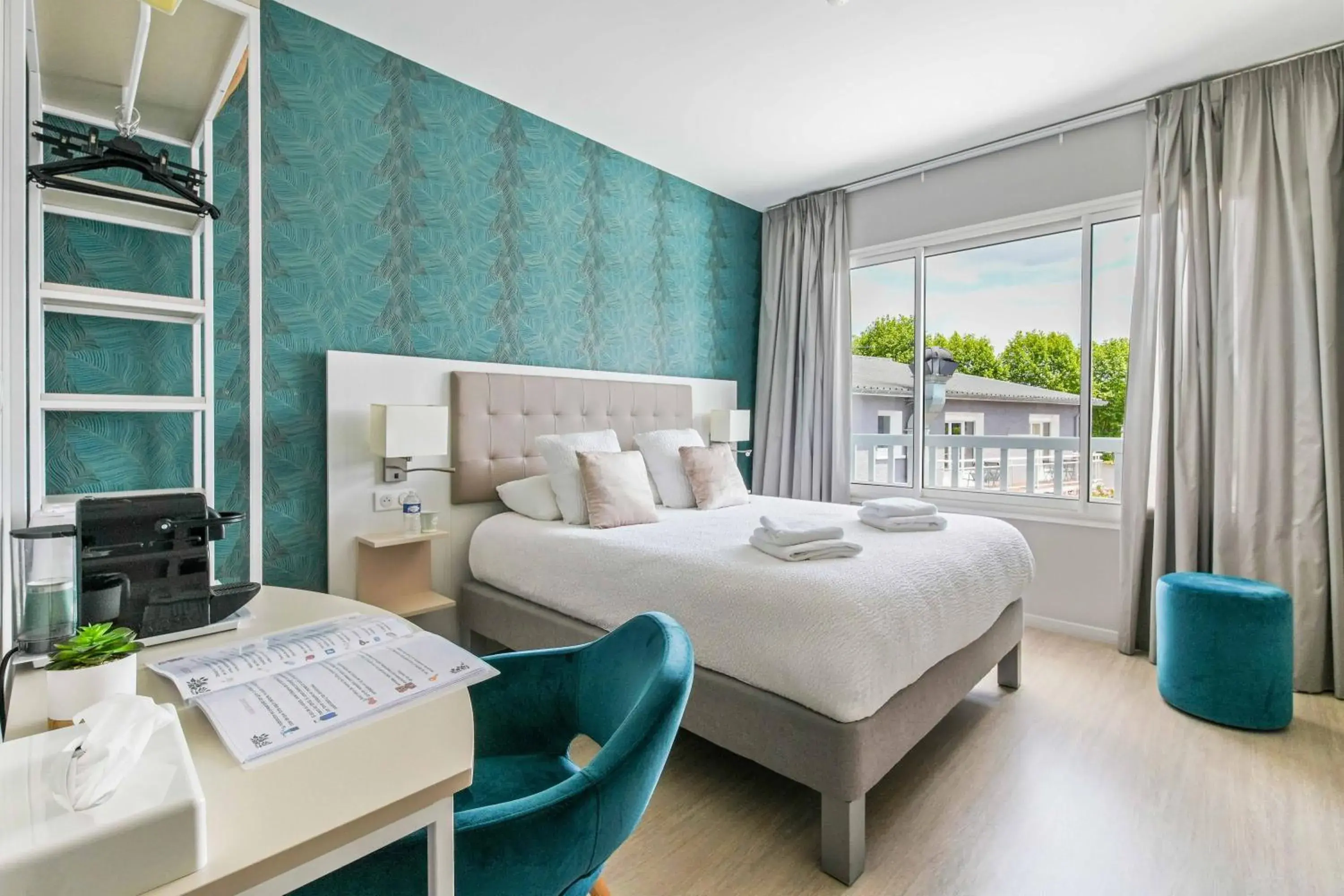 Bed in Logis Hôtel l'Amandier Bed in Logis Hôtel l'Amandier