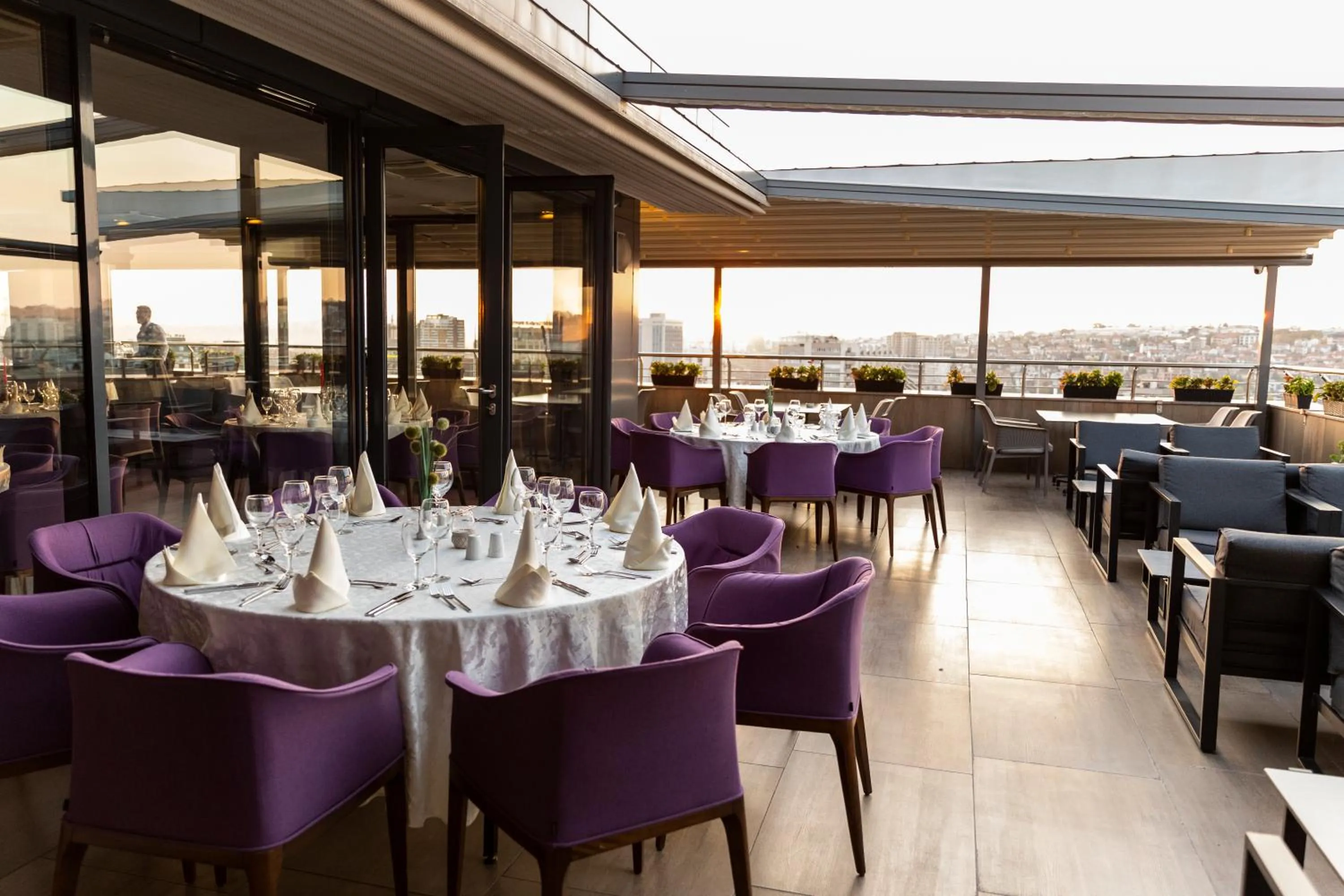 Restaurant/places to eat in Hotel Sirius