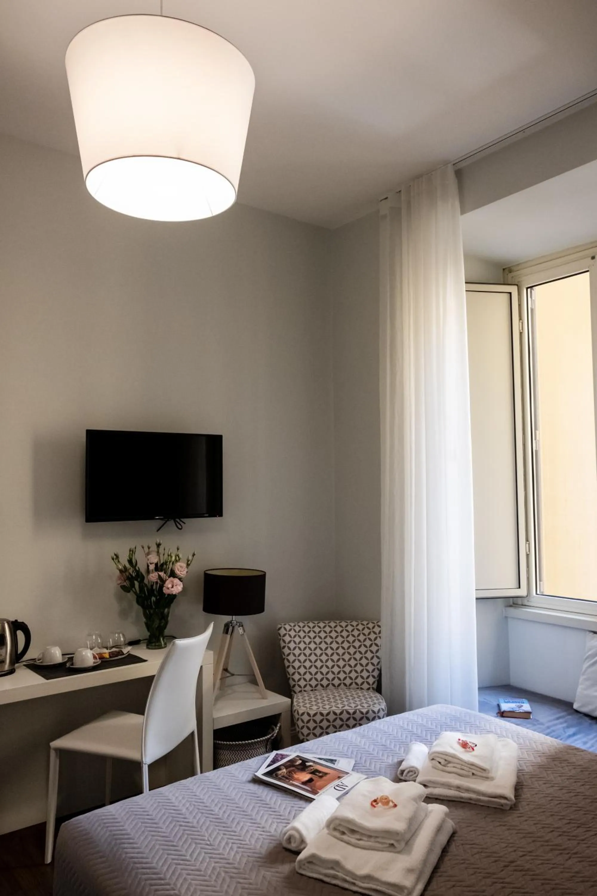 Photo of the whole room, Bed in Eighty Four Rooms