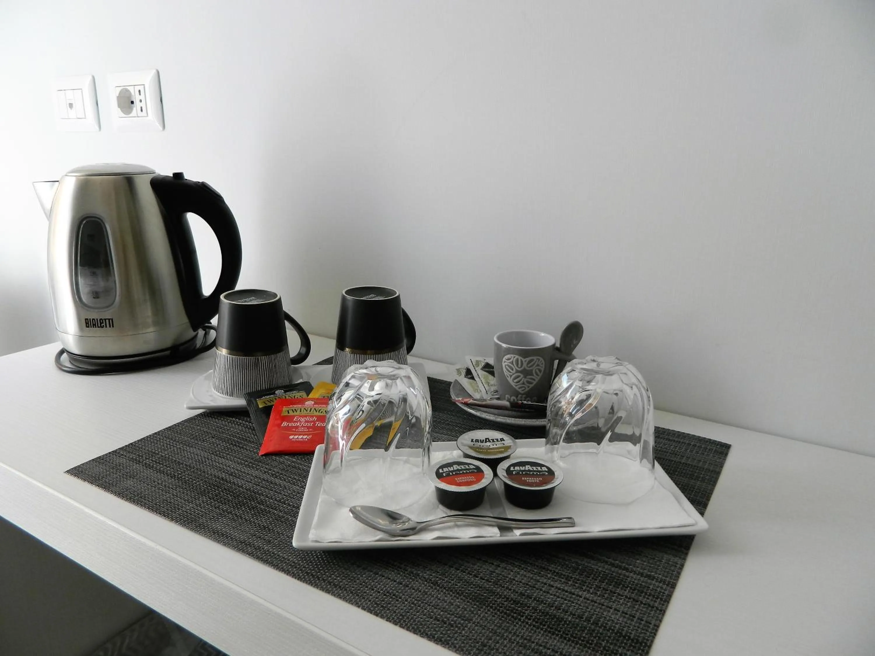 Coffee/tea facilities in Eighty Four Rooms