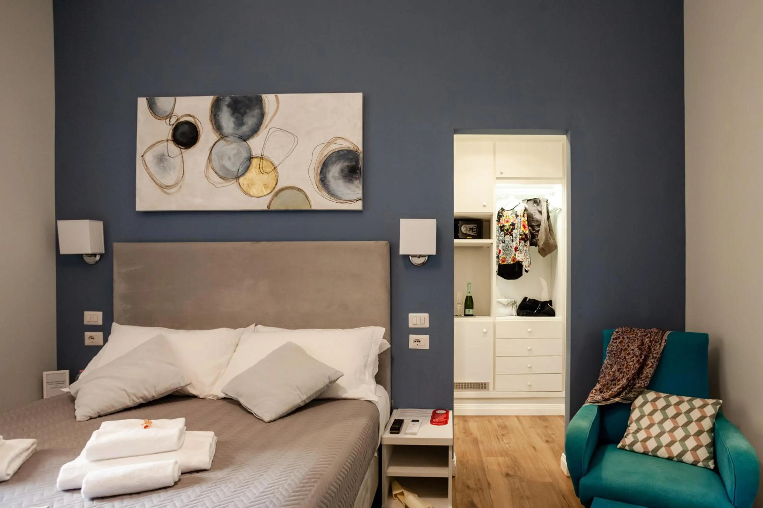 Photo of the whole room in Eighty Four Rooms