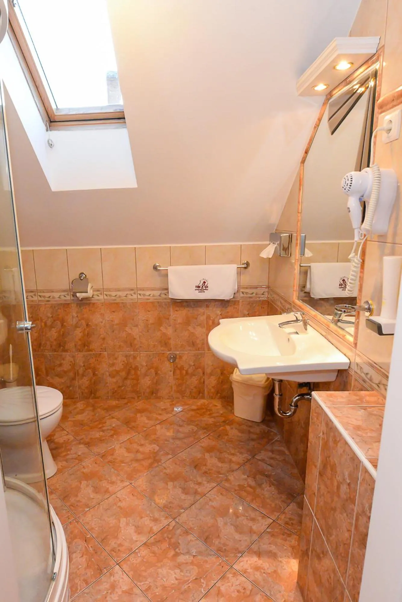 Bathroom in Tinódi Fogadó