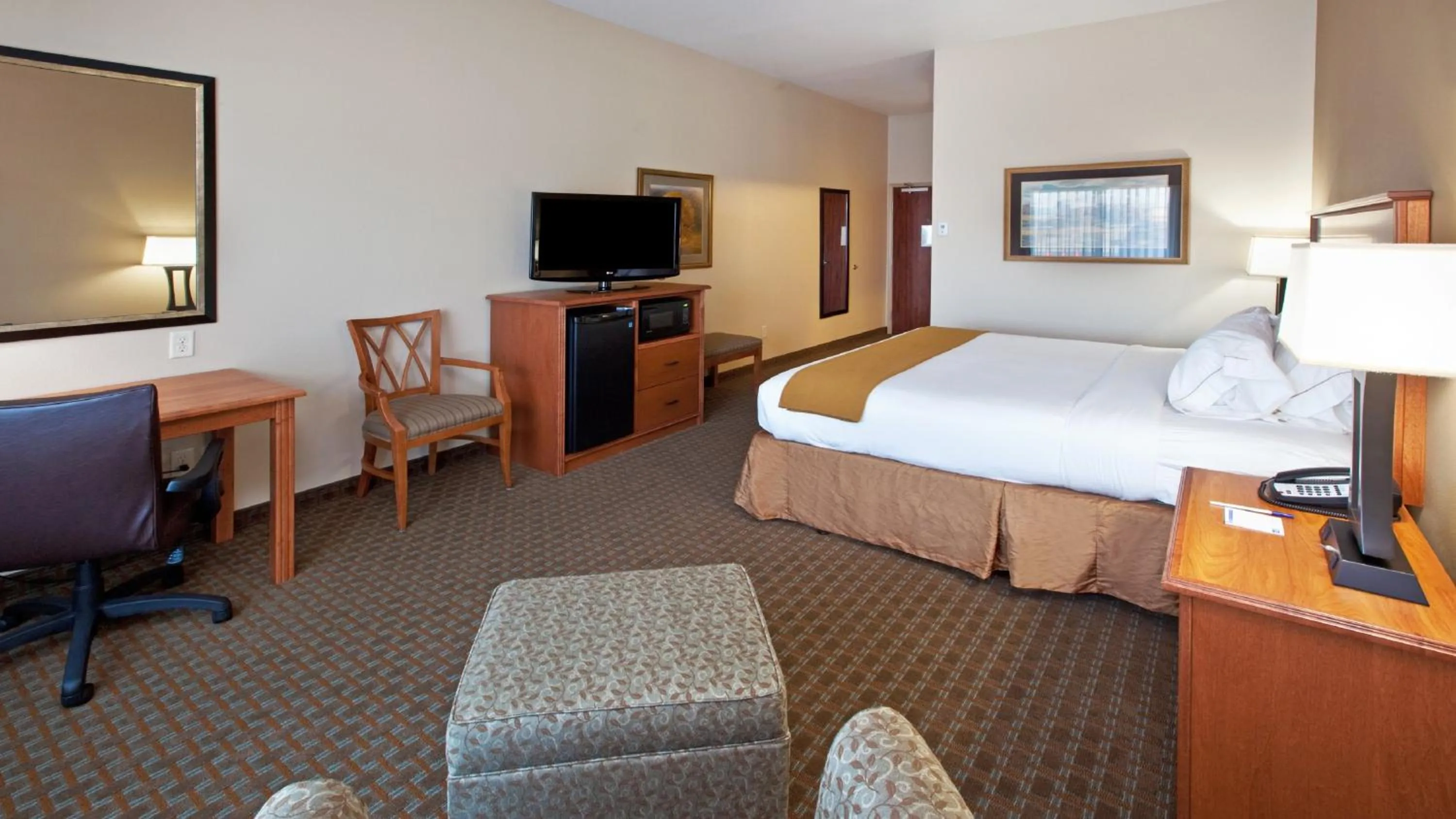 Photo of the whole room, Bed in Holiday Inn Express & Suites Sioux Falls Southwest by IHG