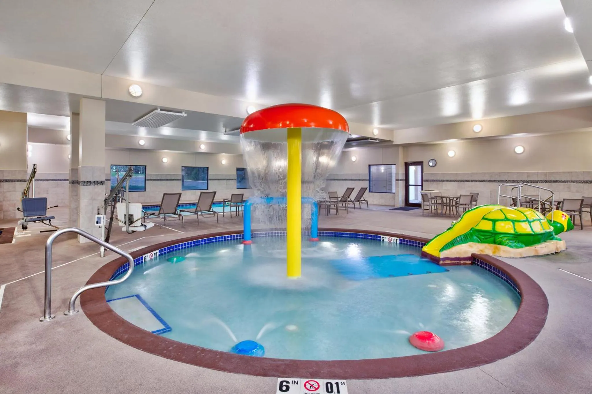 Swimming pool in Holiday Inn Express & Suites Sioux Falls Southwest by IHG