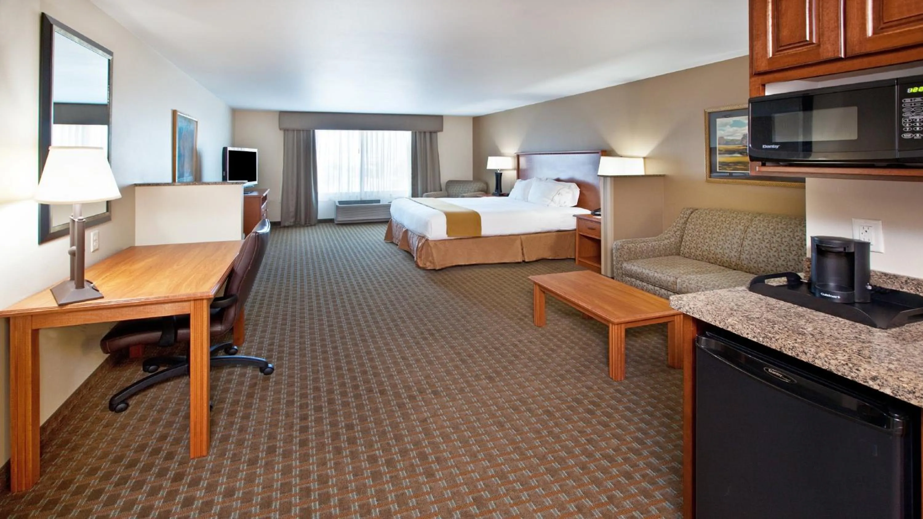 Photo of the whole room, Bed in Holiday Inn Express & Suites Sioux Falls Southwest by IHG