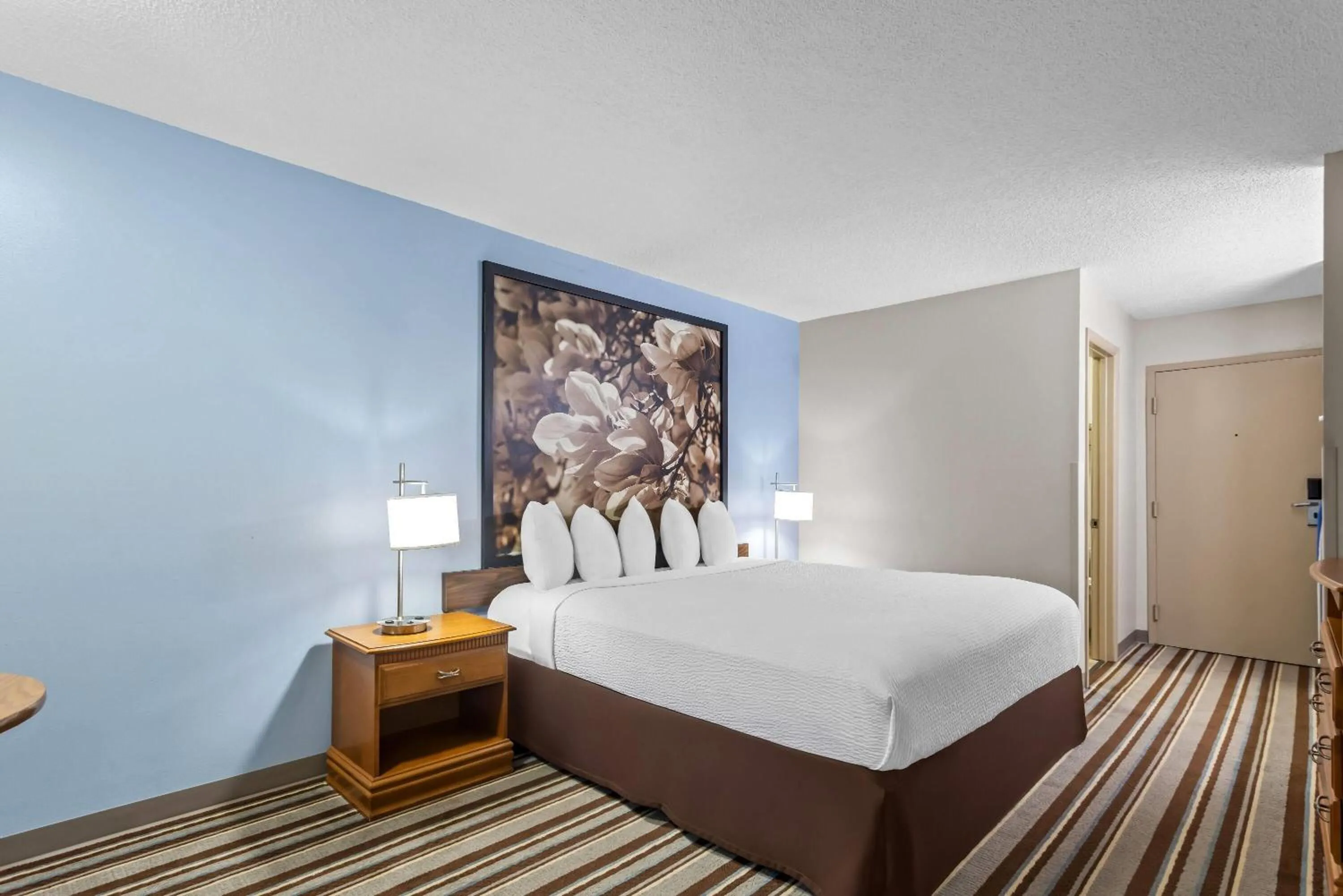 Bed in Super 8 by Wyndham Valdosta GA I-75