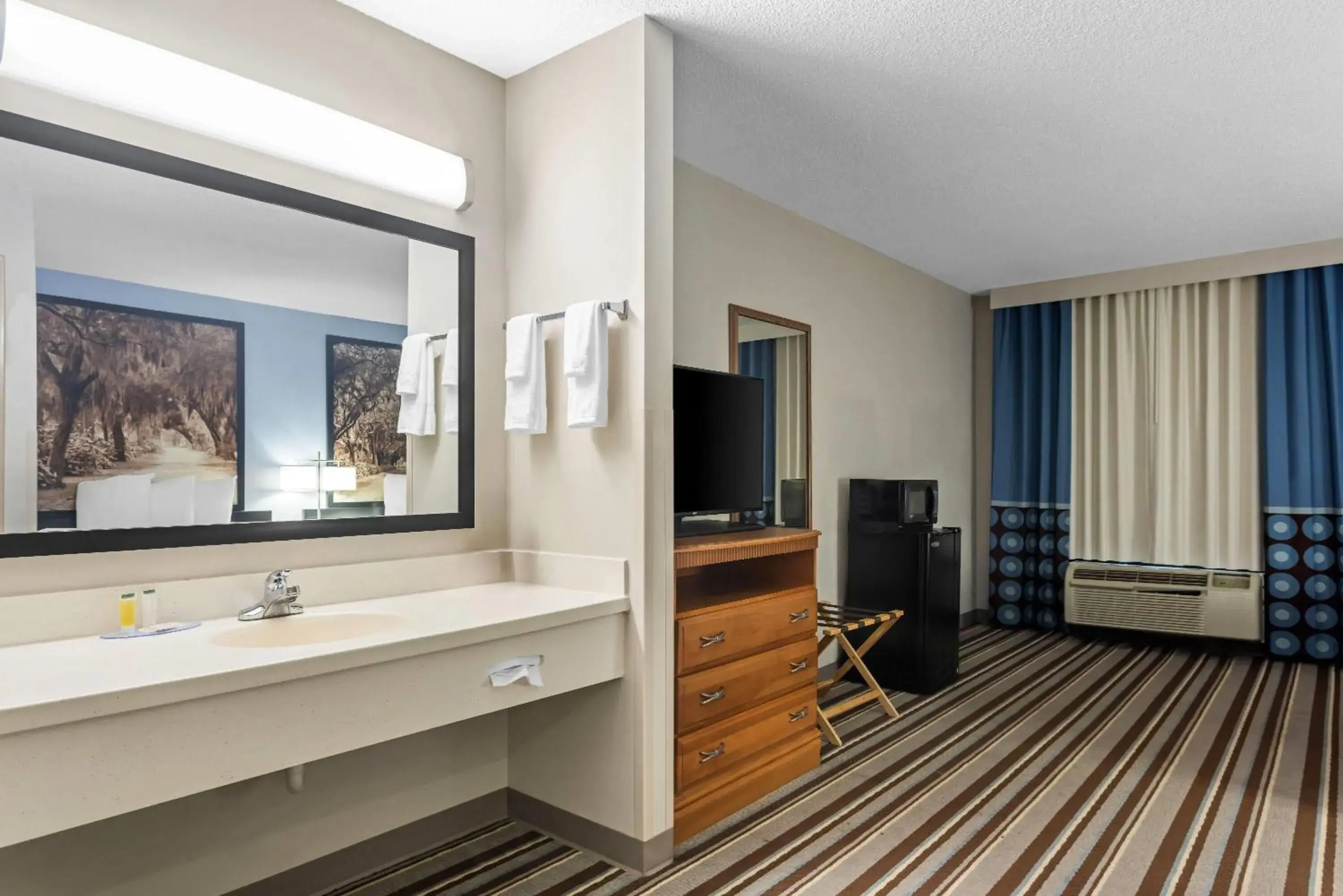 Bed in Super 8 by Wyndham Valdosta GA I-75 Bed in Super 8 by Wyndham Valdosta GA I-75