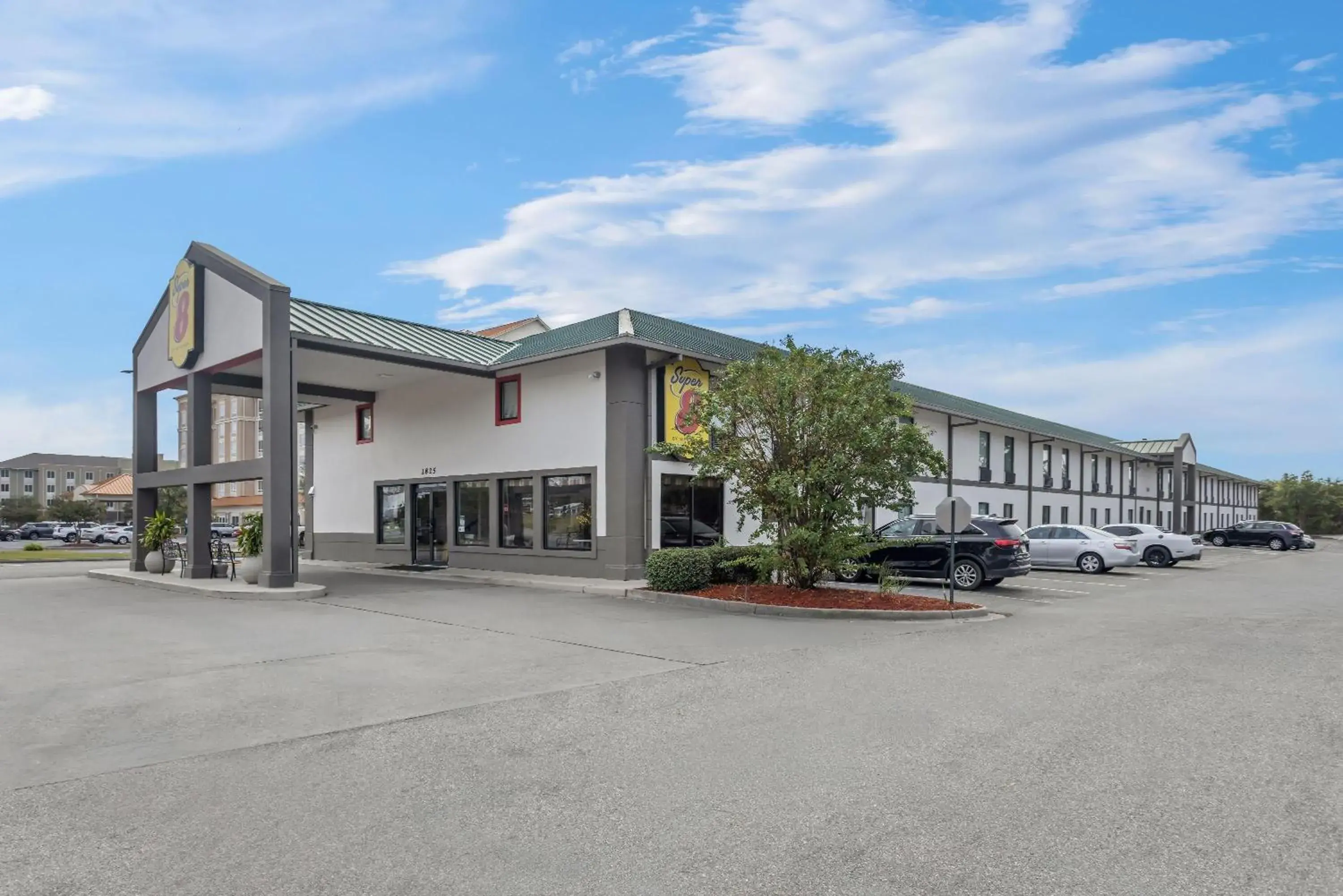 Property building in Super 8 by Wyndham Valdosta GA I-75 Property building in Super 8 by Wyndham Valdosta GA I-75