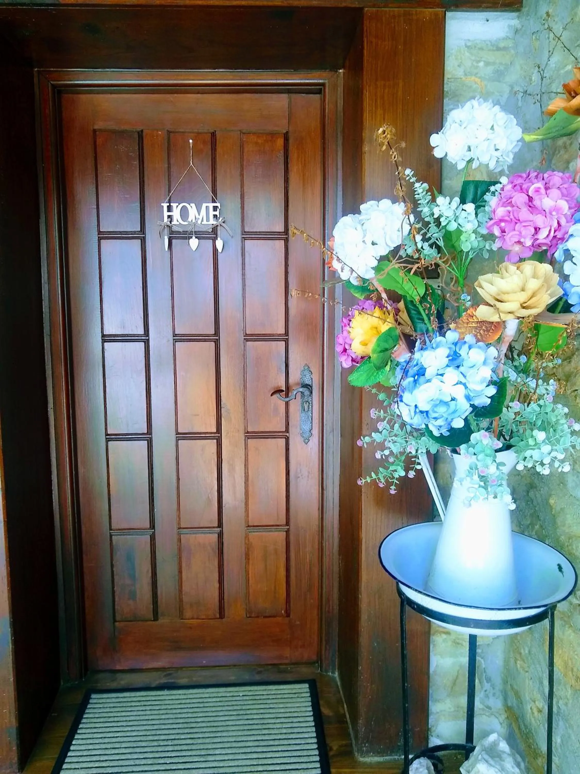 Facade/entrance in Casa Pacios by M de Santiago