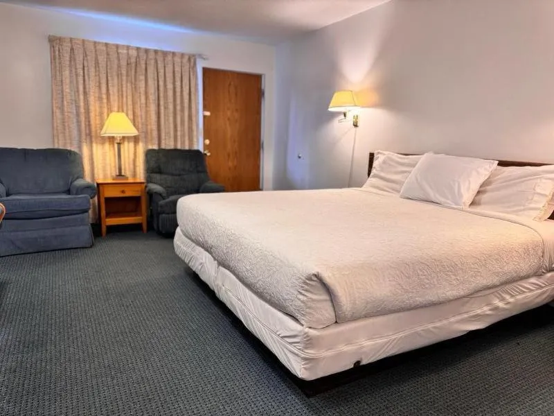 Bathroom, Bed in Dreamers Lodge