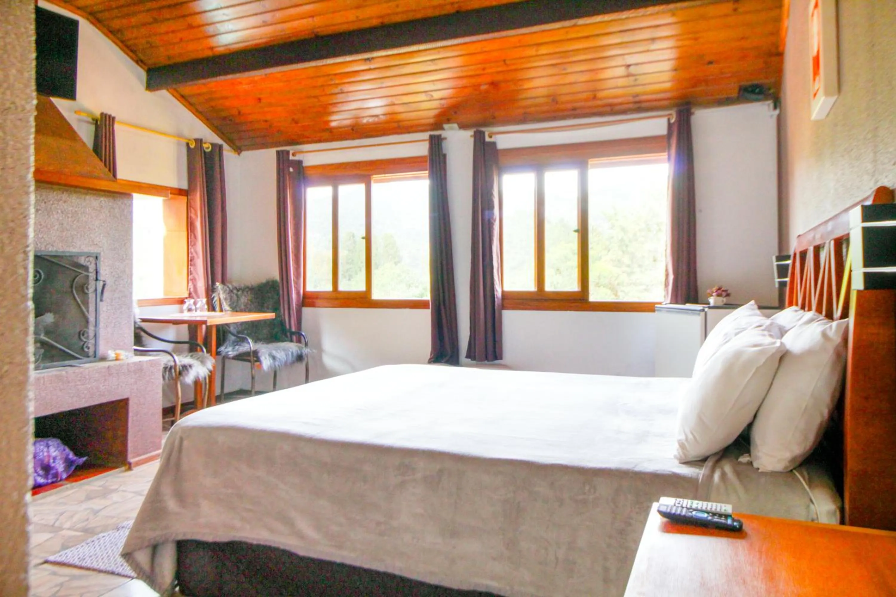 Photo of the whole room, Bed in VELINN Hotel Ninho do Falcão