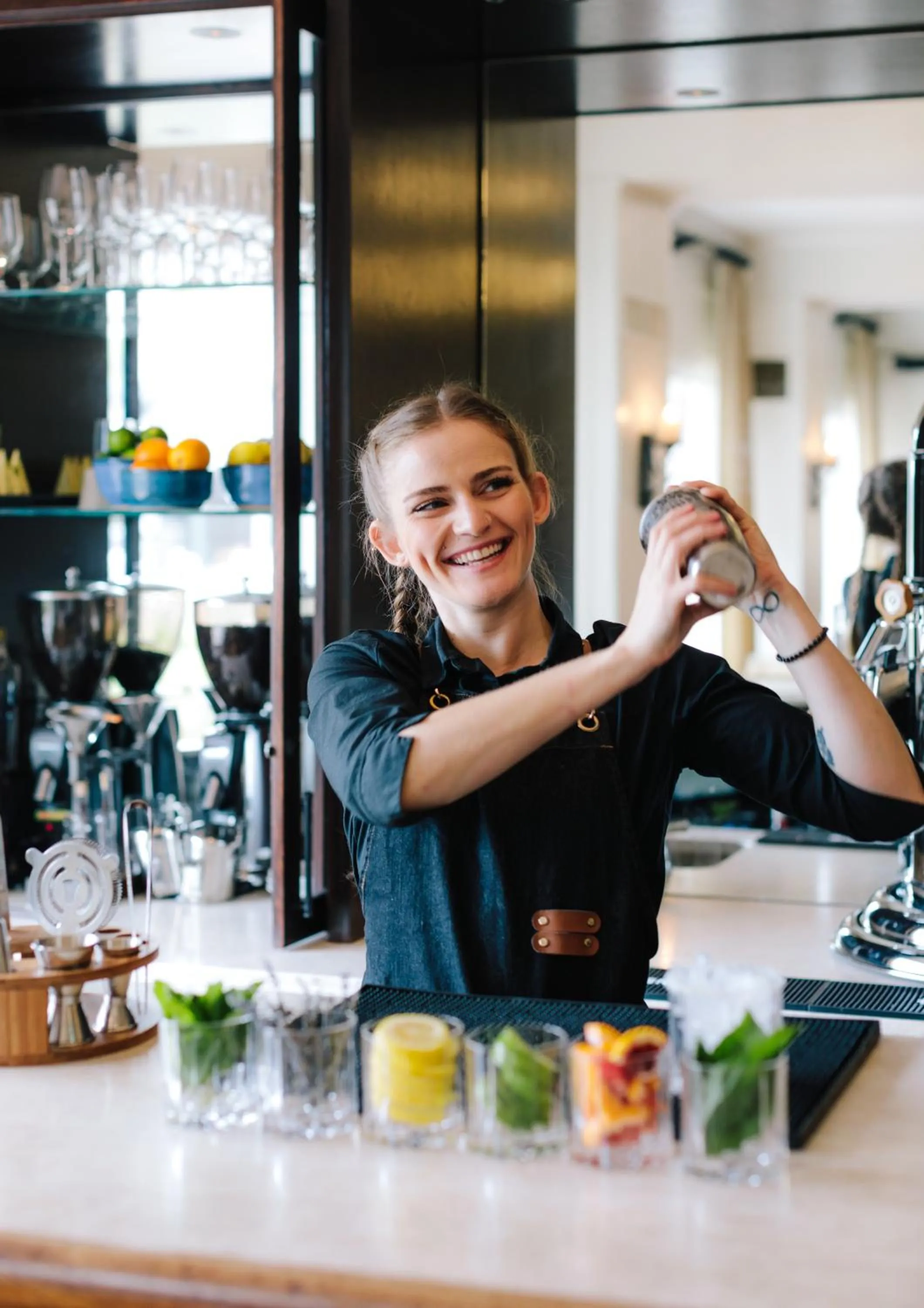 Lounge or bar in The Tides Inn