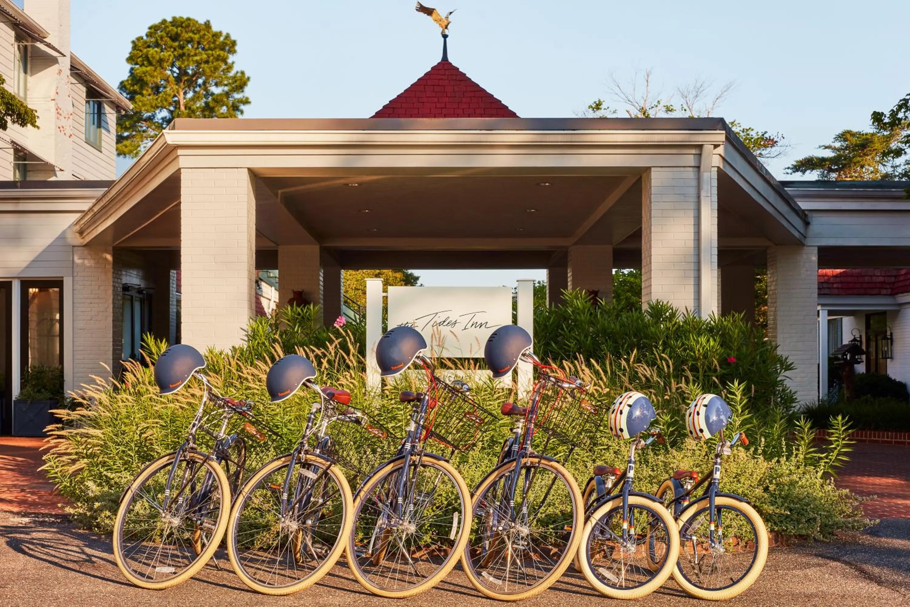 Facade/entrance in The Tides Inn