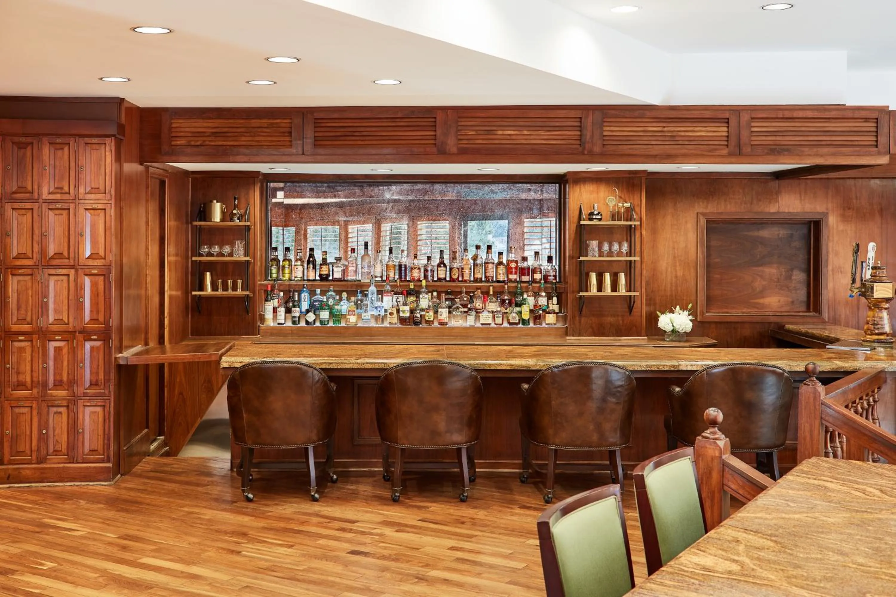 Lounge or bar in The Tides Inn